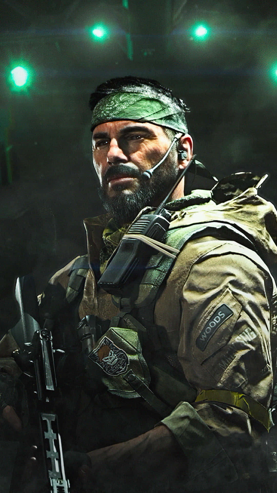 一名留鬍鬚的士兵穿著軍裝，在綠色燈光下手持步槍。