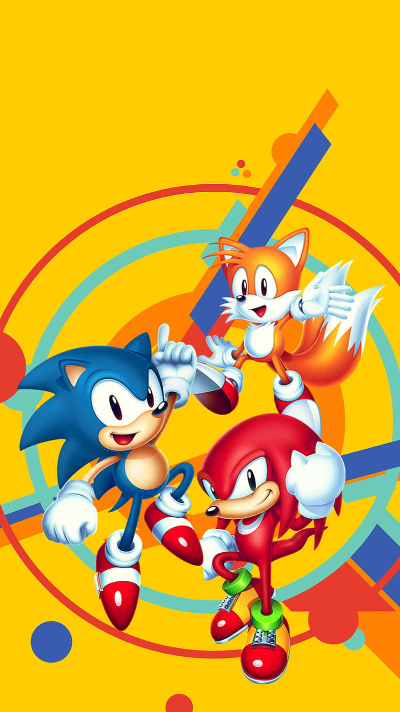 Sonic、Tails 和 Knuckles 在明亮的黃色背景上以色彩繽紛的卡通姿勢出現。