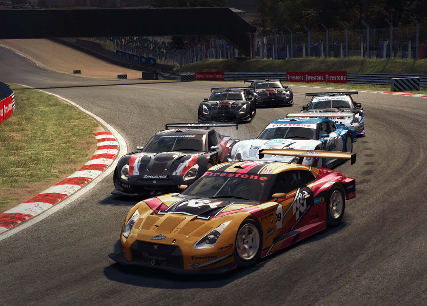 以1080p畫質提升您的賽車體驗：Grid Autosport 壁紙 — 一群高速賽車在陽光明媚的瀝青賽道上駛過一個急彎，賽道有紅色和白色的路緣石，背景有觀眾。