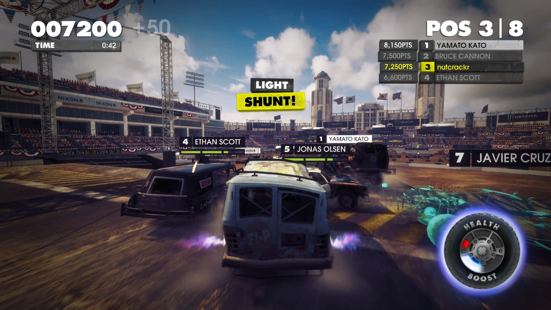 以1920x1080《Dirt Showdown》衝向賽道極速 壁紙 — 一場混亂的改裝車碰撞大賽，在擠滿觀眾的體育場內，多雲的天空下進行。