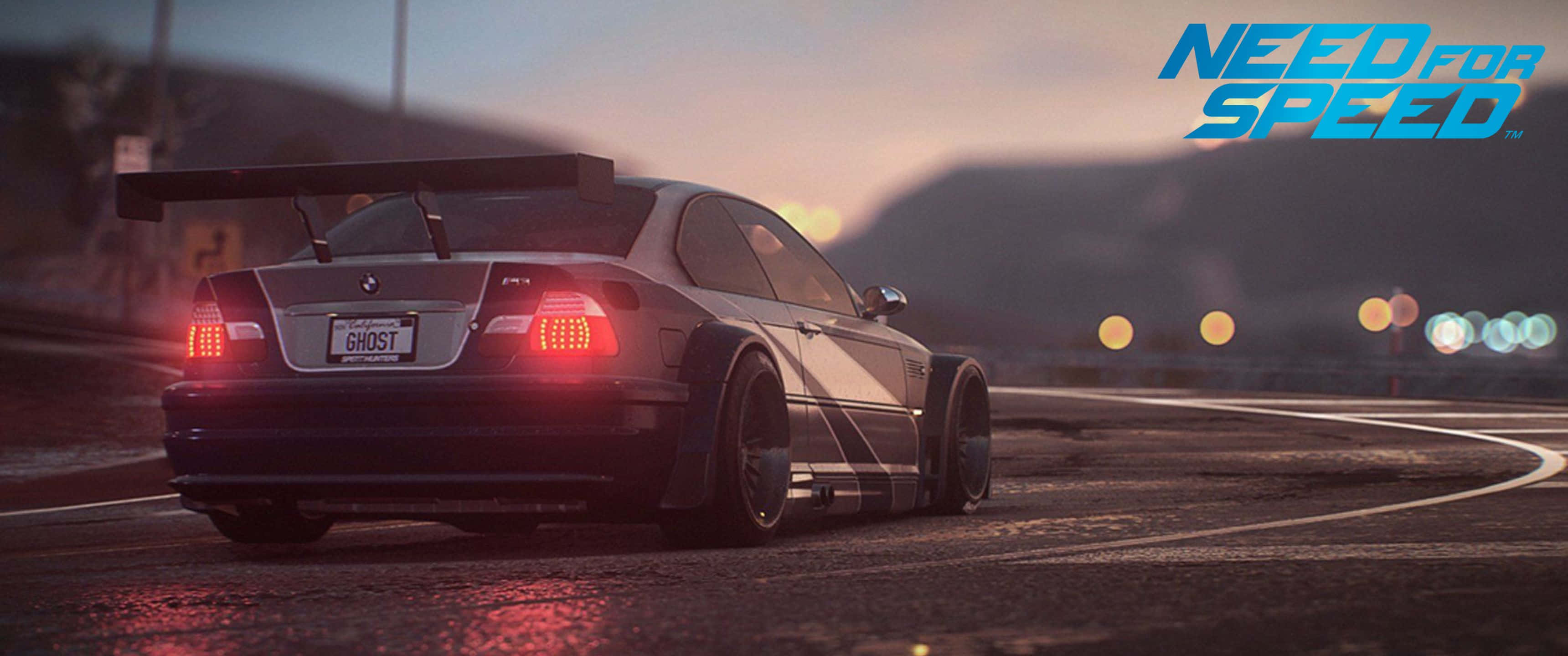 以3440x1440p畫質展現《Need For Speed》的極致魅力 壁紙 — 一輛黑色寶馬賽車在黃昏時分於濕滑道路上飄移，紅色尾燈閃爍，背景是模糊的城市燈光。