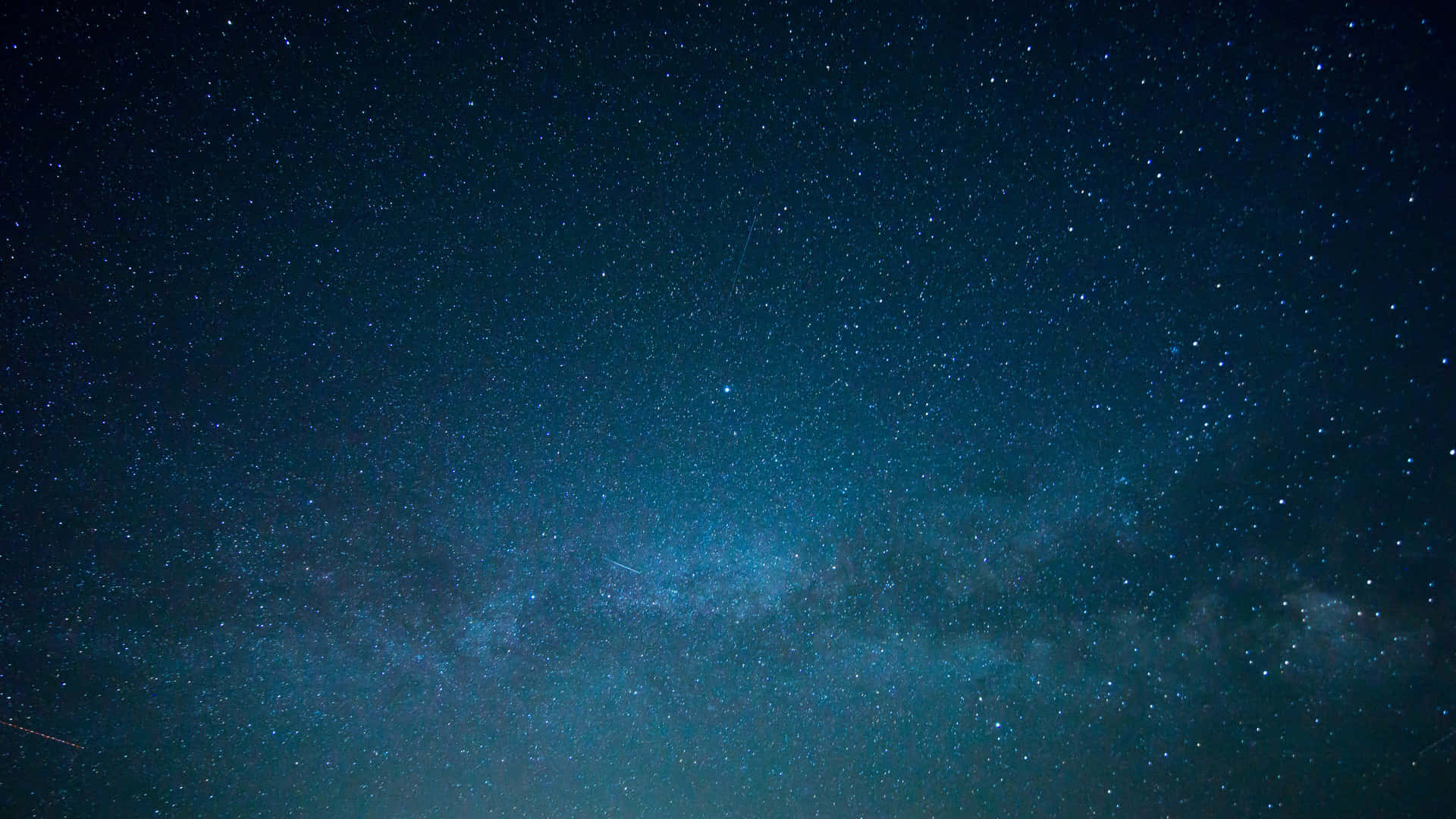 銀河系在深藍色夜空中閃耀，充滿無數星星。