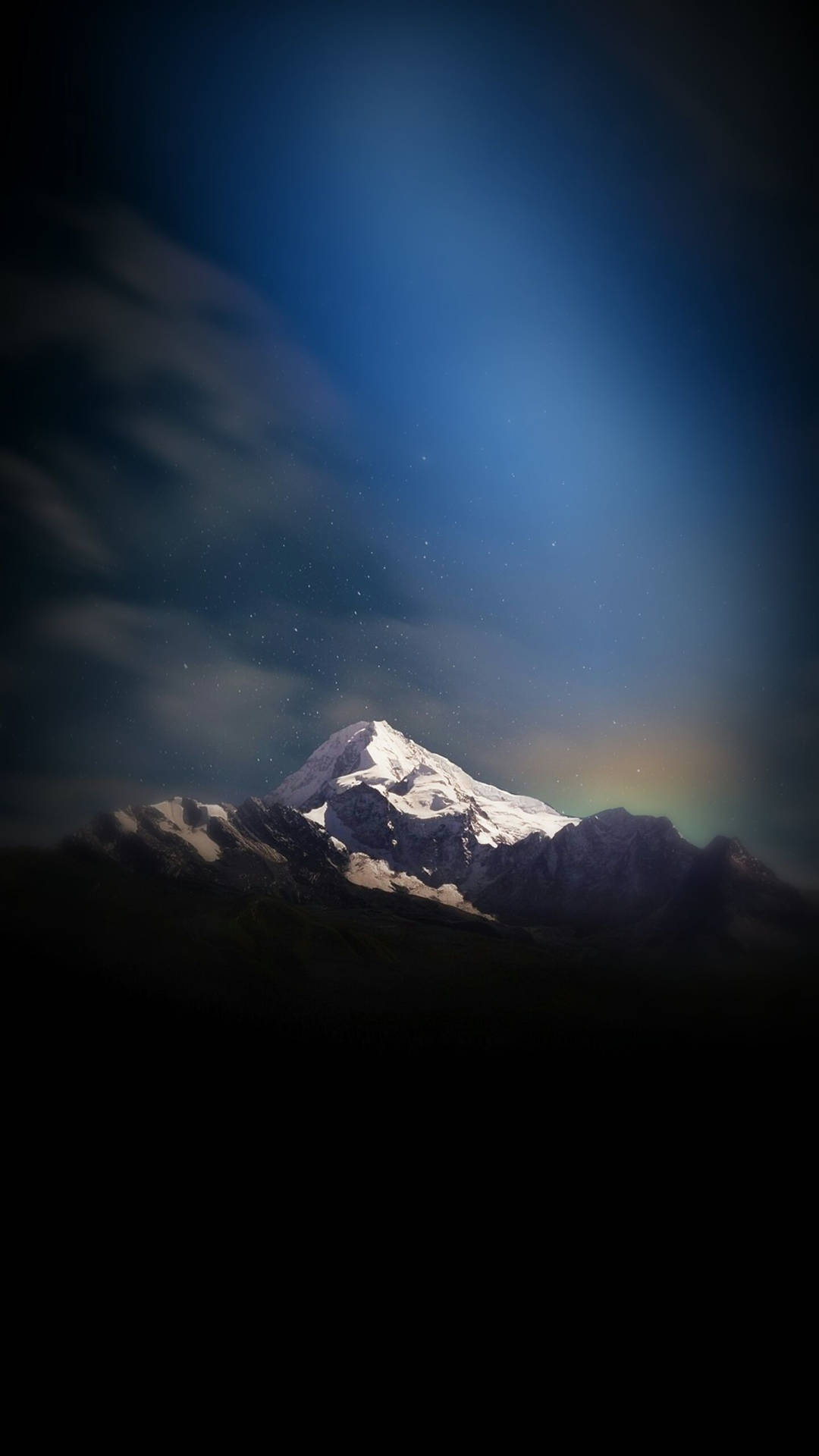 星空與極光下的雪山峰