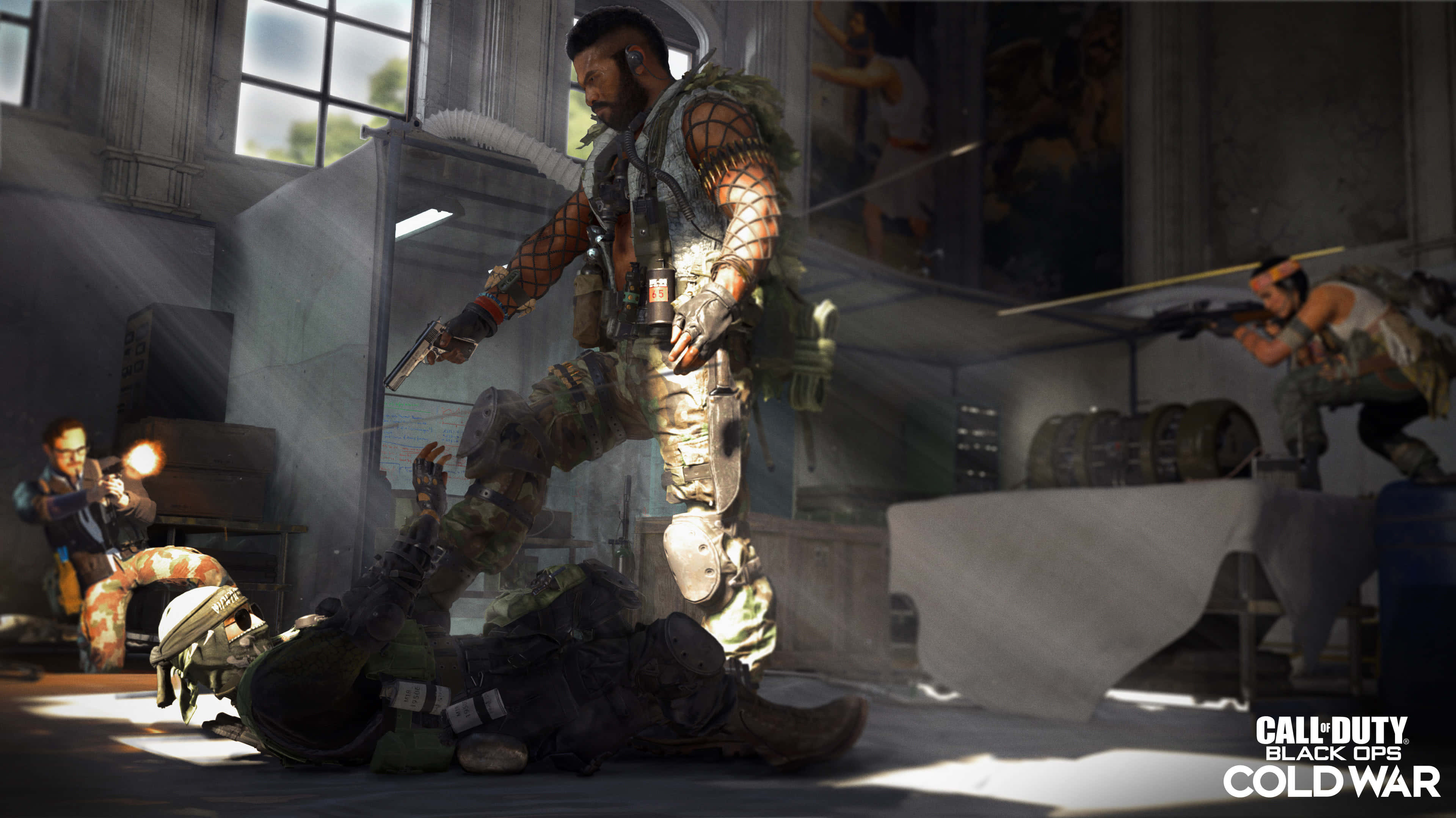 以4K畫質體驗《Call of Duty: Black Ops Cold War》的冷戰激戰 壁紙 — 身穿戰術裝備的士兵在陽光明媚、塵土飛揚的城市倉庫中交火，伴隨著槍聲和煙霧。