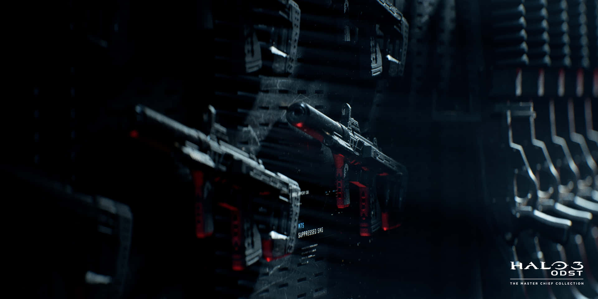 來自 Halo 3 ODST 的未來主義突擊步槍帶有紅色光芒，懸掛在黑暗的走廊中。