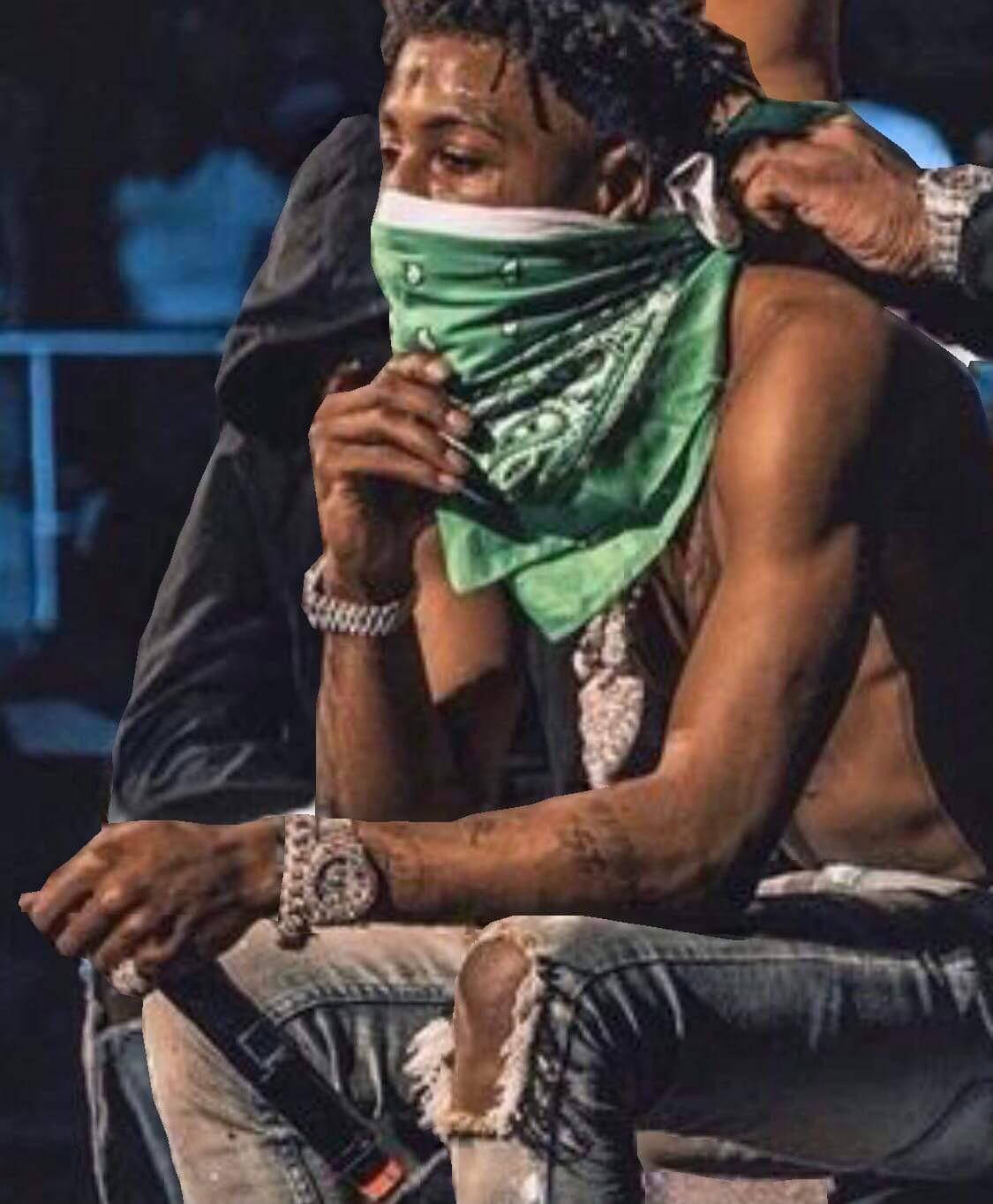 男人在音樂會上戴著綠色頭巾和鑽石手錶