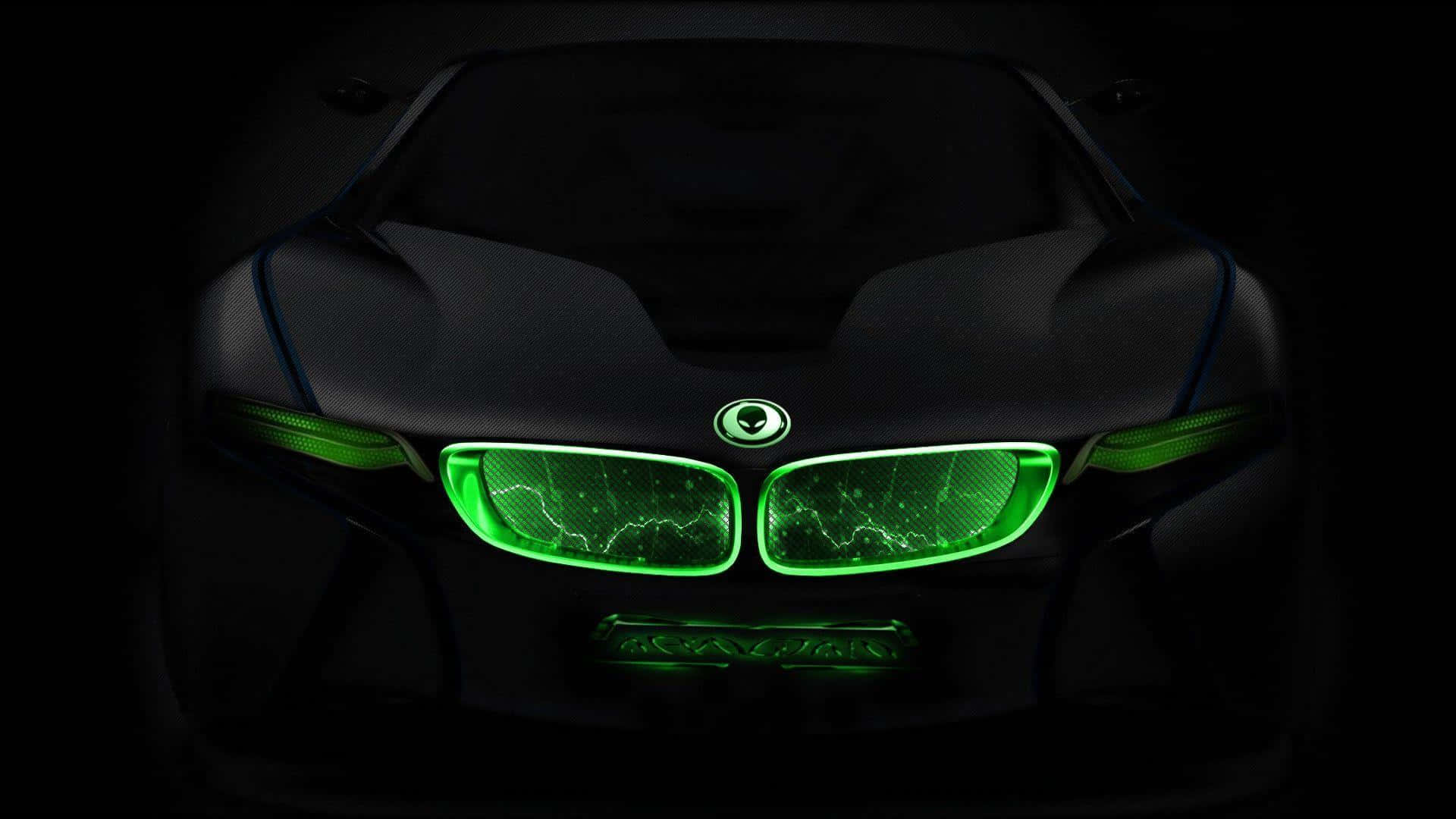 黑暗中帶有發光綠色車頭燈的未來感汽車