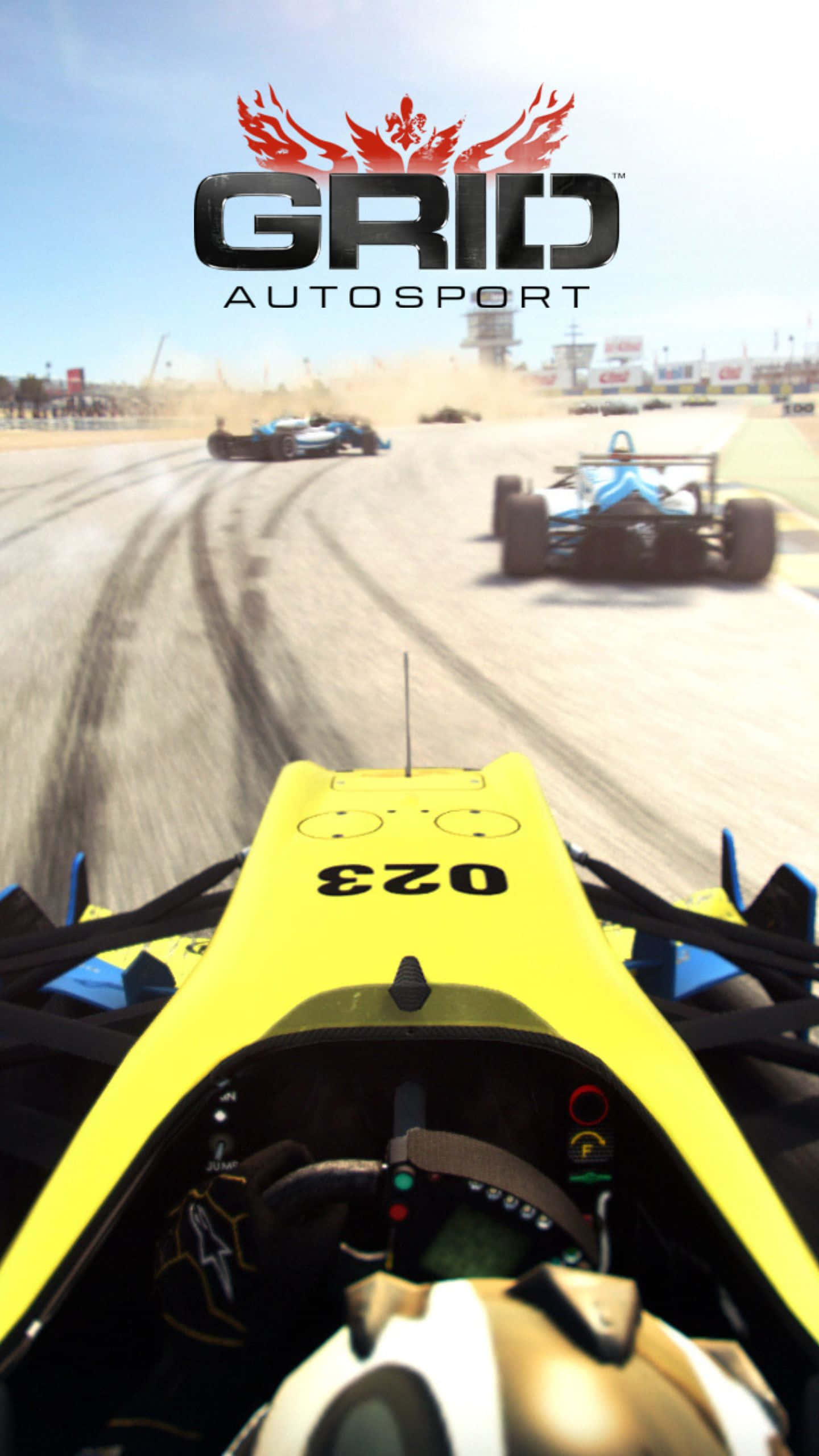 以Android Grid Autosport稱霸賽道 壁紙 — 從一輛黃色賽車在塵土飛揚的賽道上高速行駛的第一人稱視角，前方有藍色對手，在明亮的日光下。