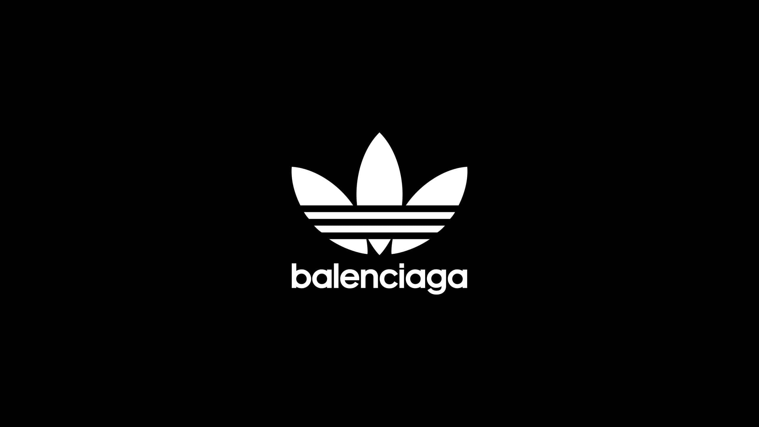以Balenciaga探索舒適與時尚設計 壁紙 — 大膽的白色Adidas三葉草標誌，中央帶有'balenciaga'文字，置於 stark 黑色背景上。