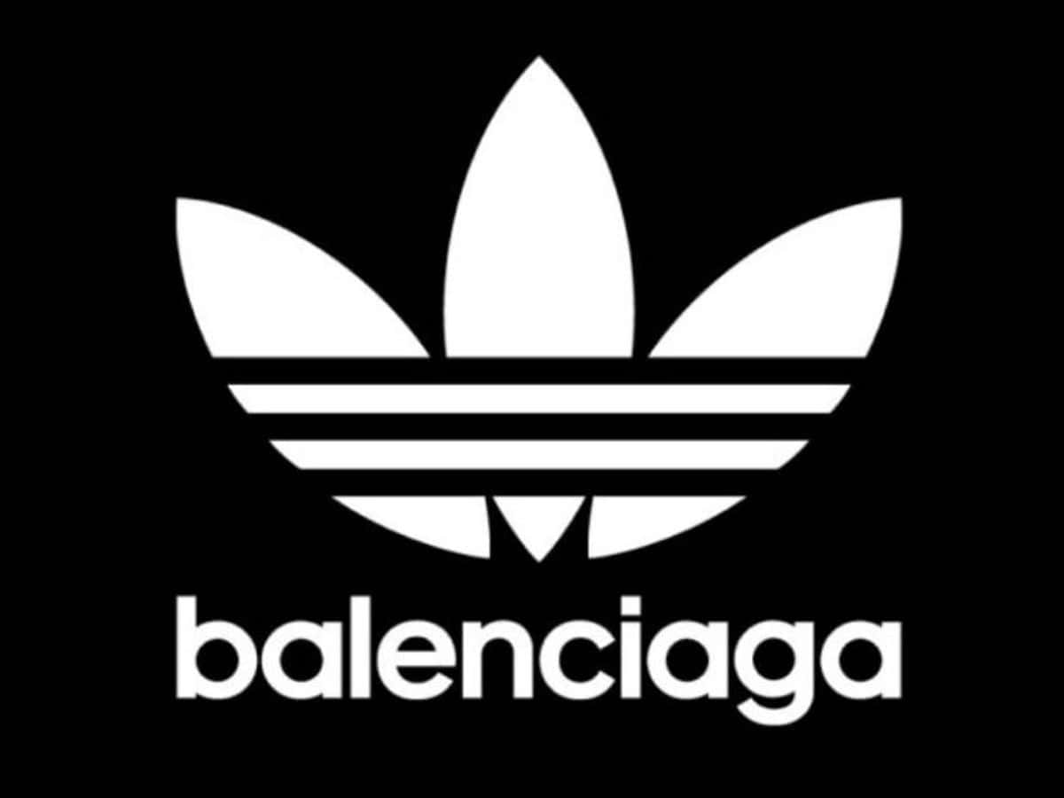 以Balenciaga提升你的風格 壁紙 — 在純黑色背景上，帶有「balenciaga」文字的醒目白色Adidas三葉草標誌。