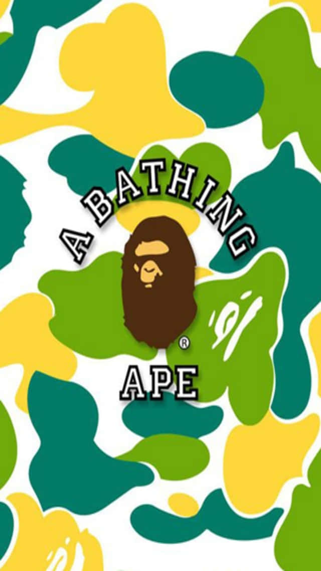 A Bathing Ape 標誌在綠色、黃色和白色迷彩背景上。