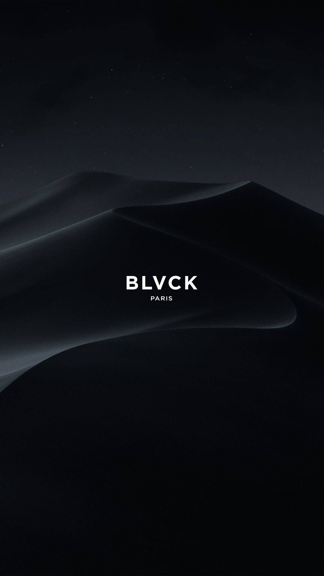 星空下帶有白色文字 BLVCK PARIS 的深色抽象波浪設計