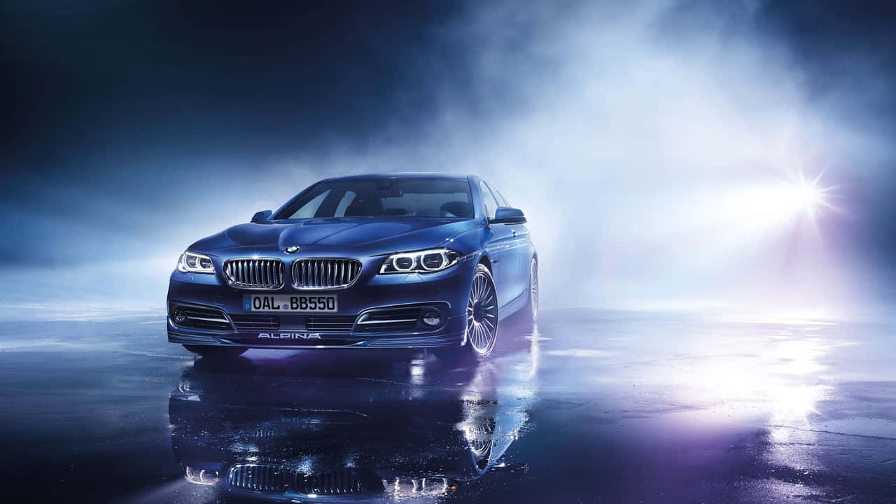 以BMW駕馭風采，展現自我 壁紙 — 一輛時尚的藍色Alpina BMW轎車在戲劇性的聚光燈下，在潮濕的反光表面和霧氣瀰漫的氛圍中閃閃發光。