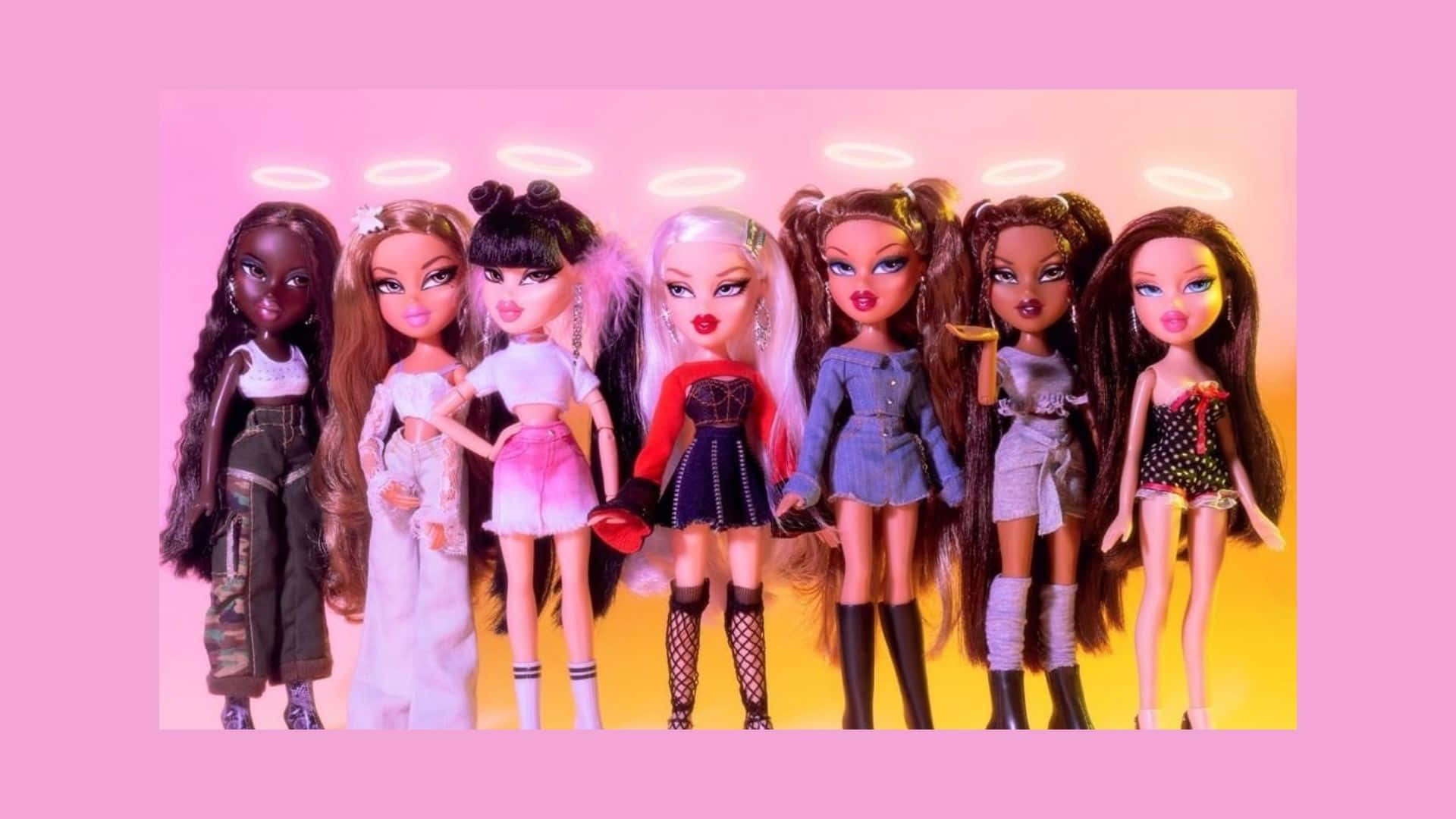 以Bratz風格盡情展現時尚魅力 壁紙 — 七個帶有發光光環的 Bratz 娃娃排成一排，背景是粉紅色和黃色的漸變色。