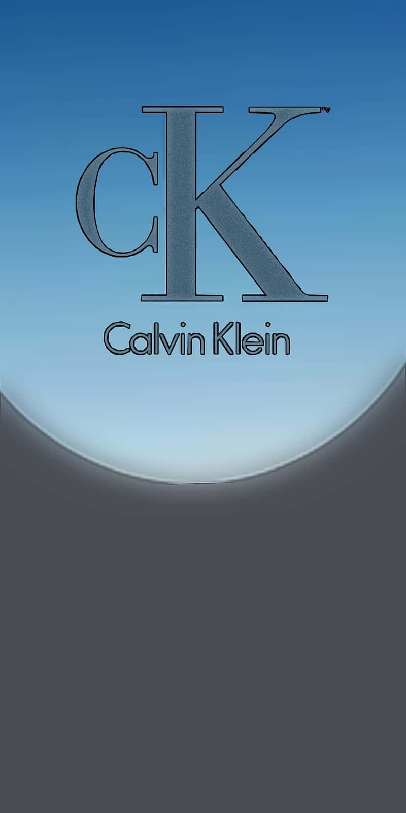 以Calvin Klein展現大膽時尚 壁紙 — 一個極簡的Calvin Klein標誌以金屬灰色漂浮在漸變藍色天空上，位於彎曲的深灰色地平線上方。