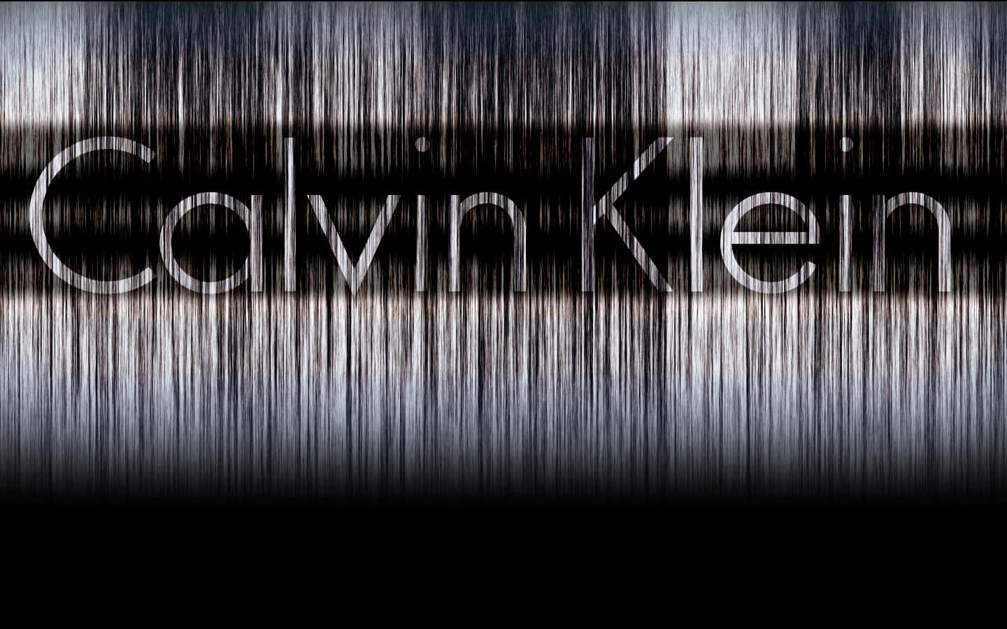 以Calvin Klein感受自我賦權 壁紙 — Calvin Klein 標誌以銀色文字呈現，背景為拉絲金屬紋理和黑色漸變。