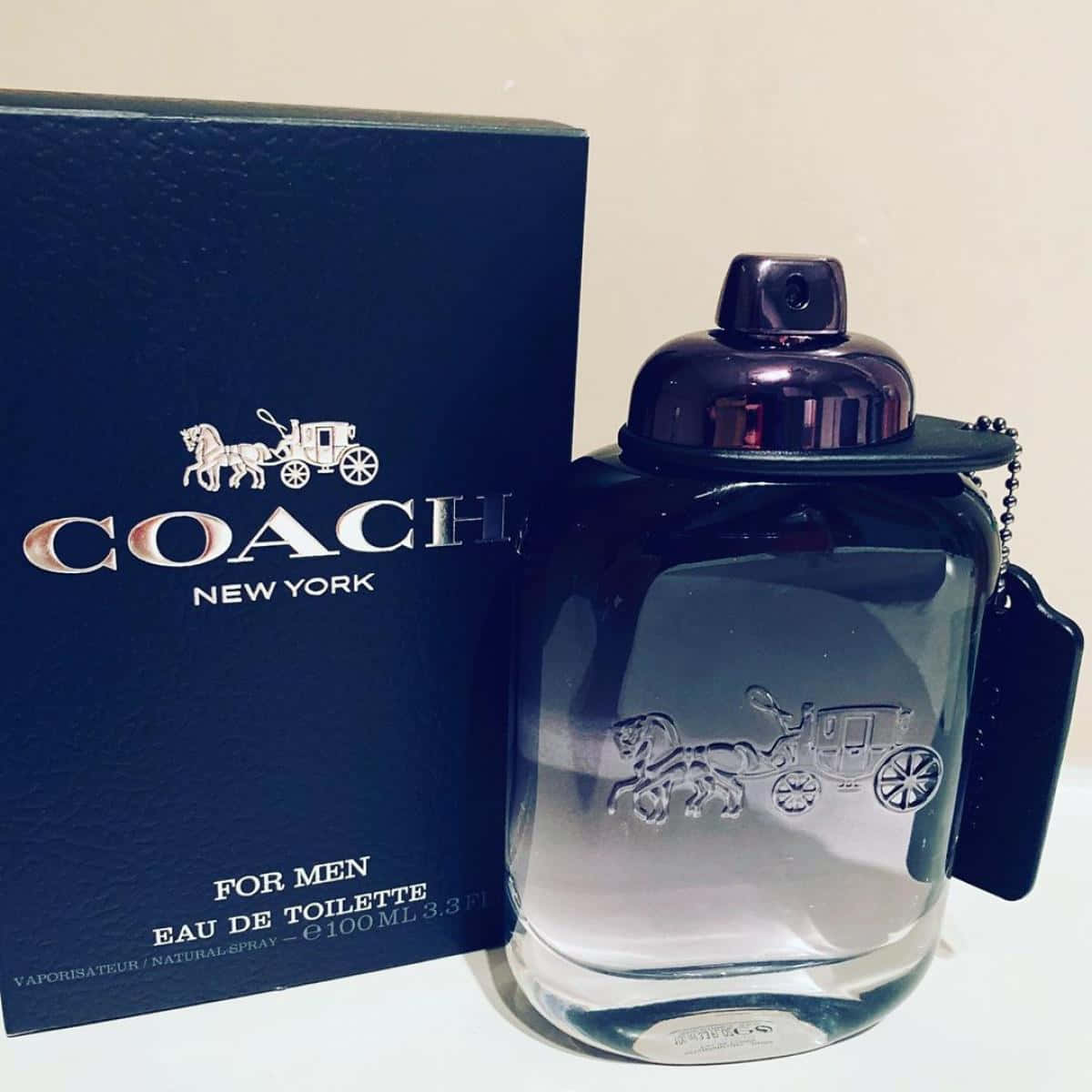 Coach for men香水瓶和帶有馬車標誌的盒子。