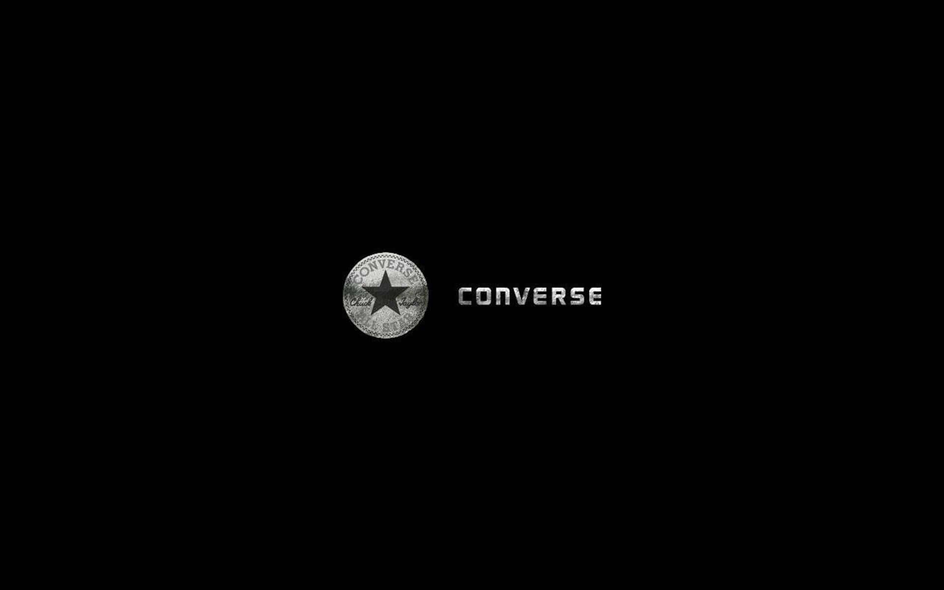 「以Converse展現大膽自我」 壁紙 — 簡約黑色背景上展示標誌性的 Converse 標誌，帶有星形徽章和金屬銀色的品牌名稱。