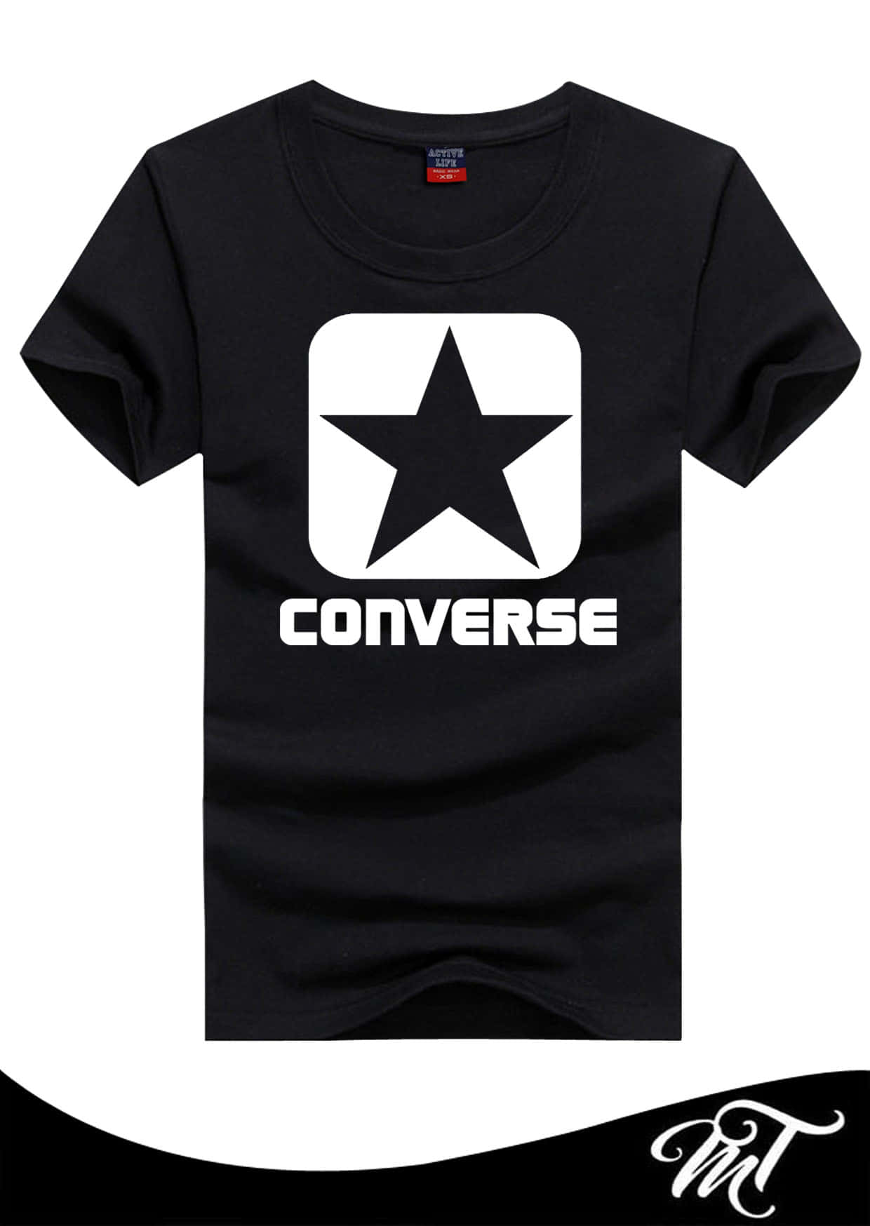 以Converse鞋履發出強烈宣言 壁紙 — 黑色T恤，白色Converse星形標誌和品牌名稱居中在純白色背景上。