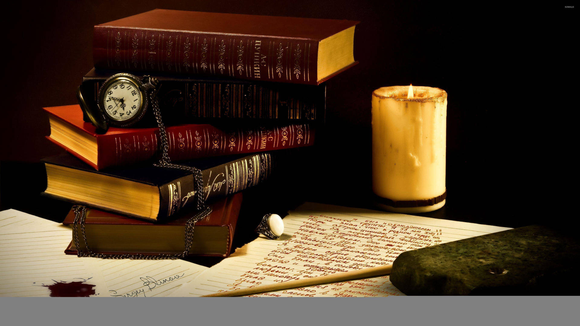 堆疊的古董書籍、蠟燭、懷錶和昏暗光線下的手寫筆記。