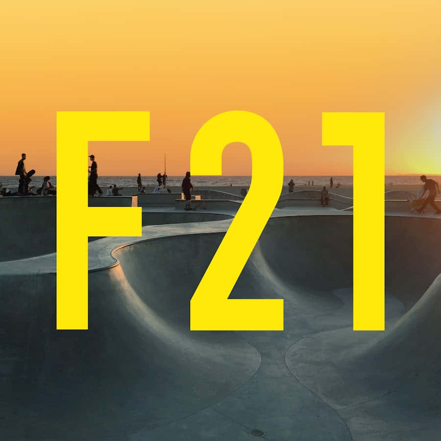 以Forever 21時尚新造型更新衣櫥 壁紙 — 滑板手的剪影映襯著溫暖的日落，在混凝土滑板公園內，疊加粗體黃色F21文字。