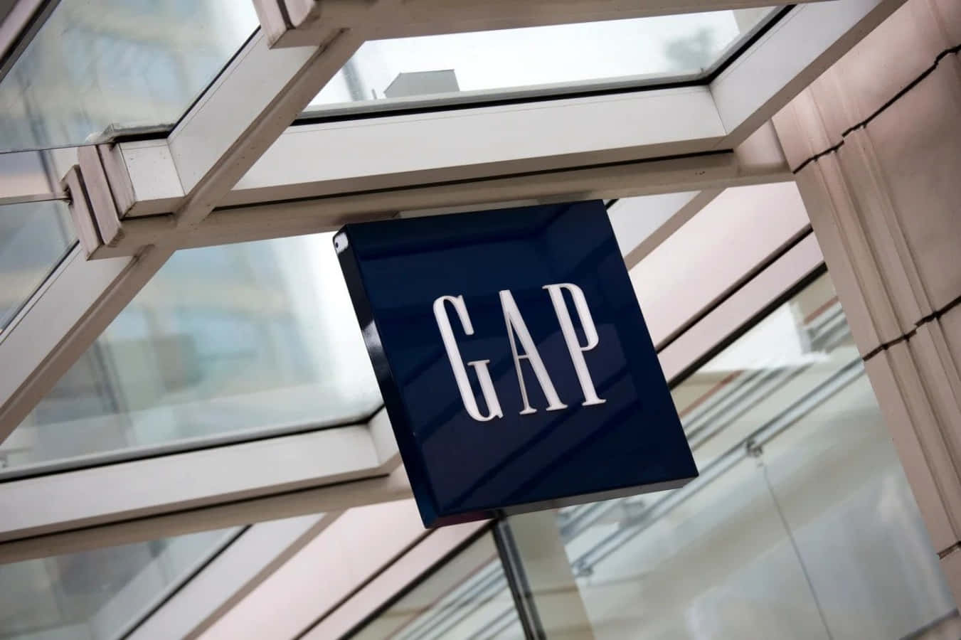 GAP商店招牌懸掛在現代建築的玻璃簷篷下