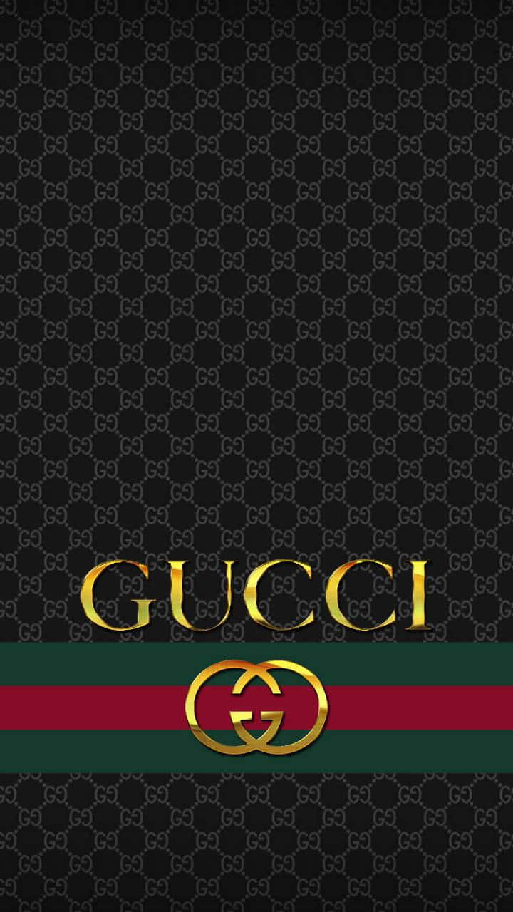 以Gucci綠色系列融合優雅與舒適 壁紙 — 黑色牆紙，帶有重複的Gucci字母組合圖案和金色標誌，位於綠色和紅色條紋上。