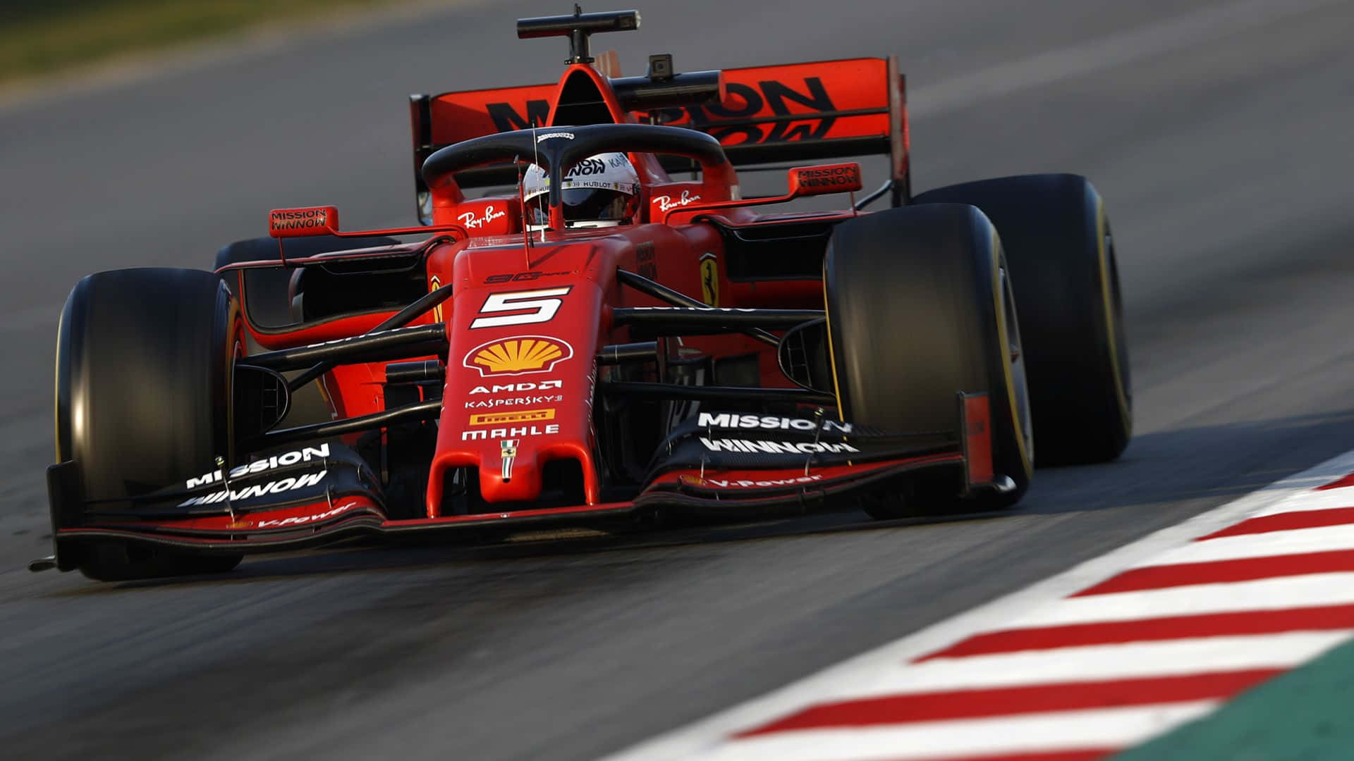 以HD F1 2019衝向終點線 壁紙 — 一輛紅色法拉利一級方程式賽車，車號5，在賽道上奔馳，帶有動態模糊和紅白路緣。