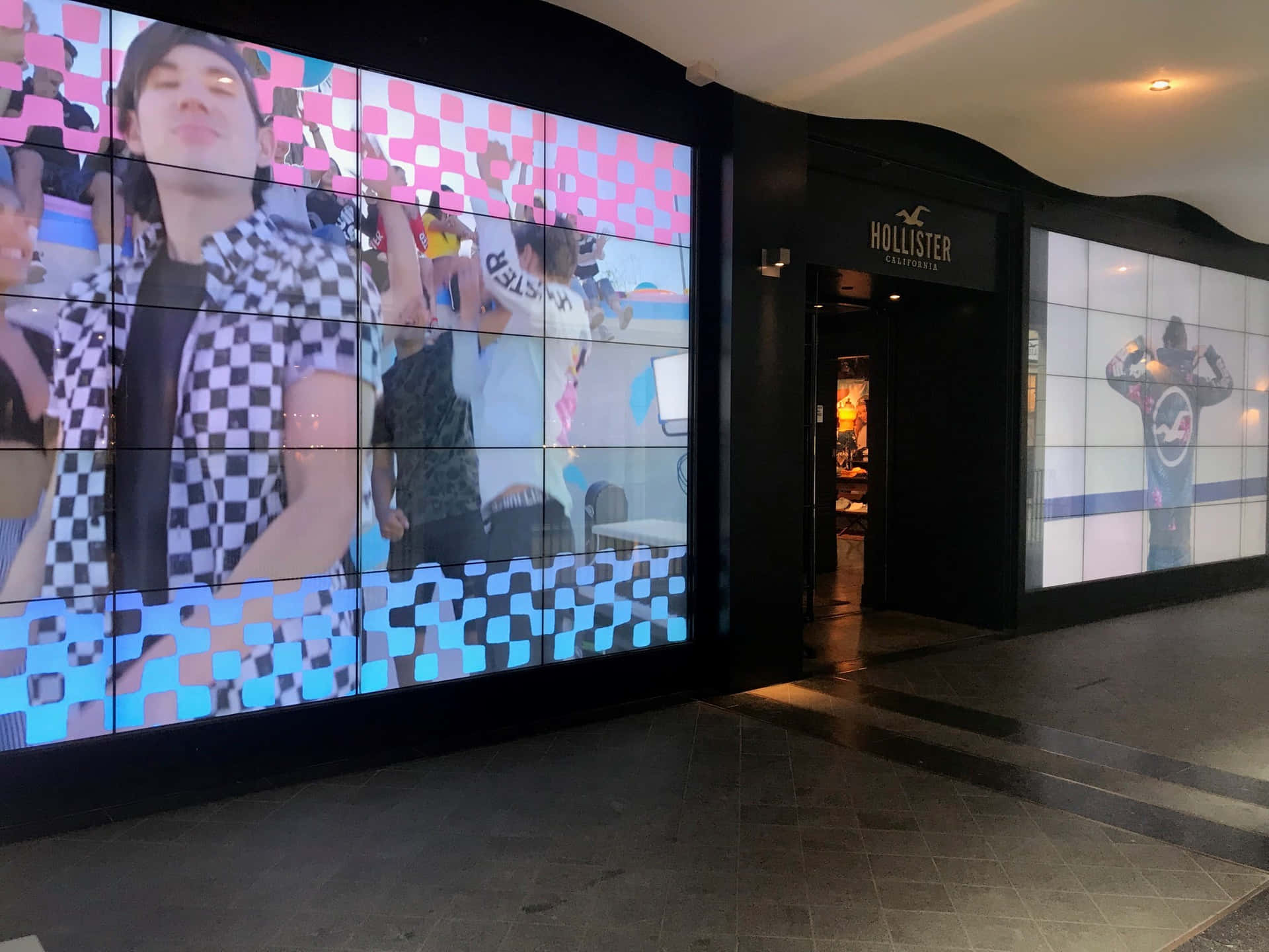 Hollister商店入口與數碼格仔屏幕（購物中心）
