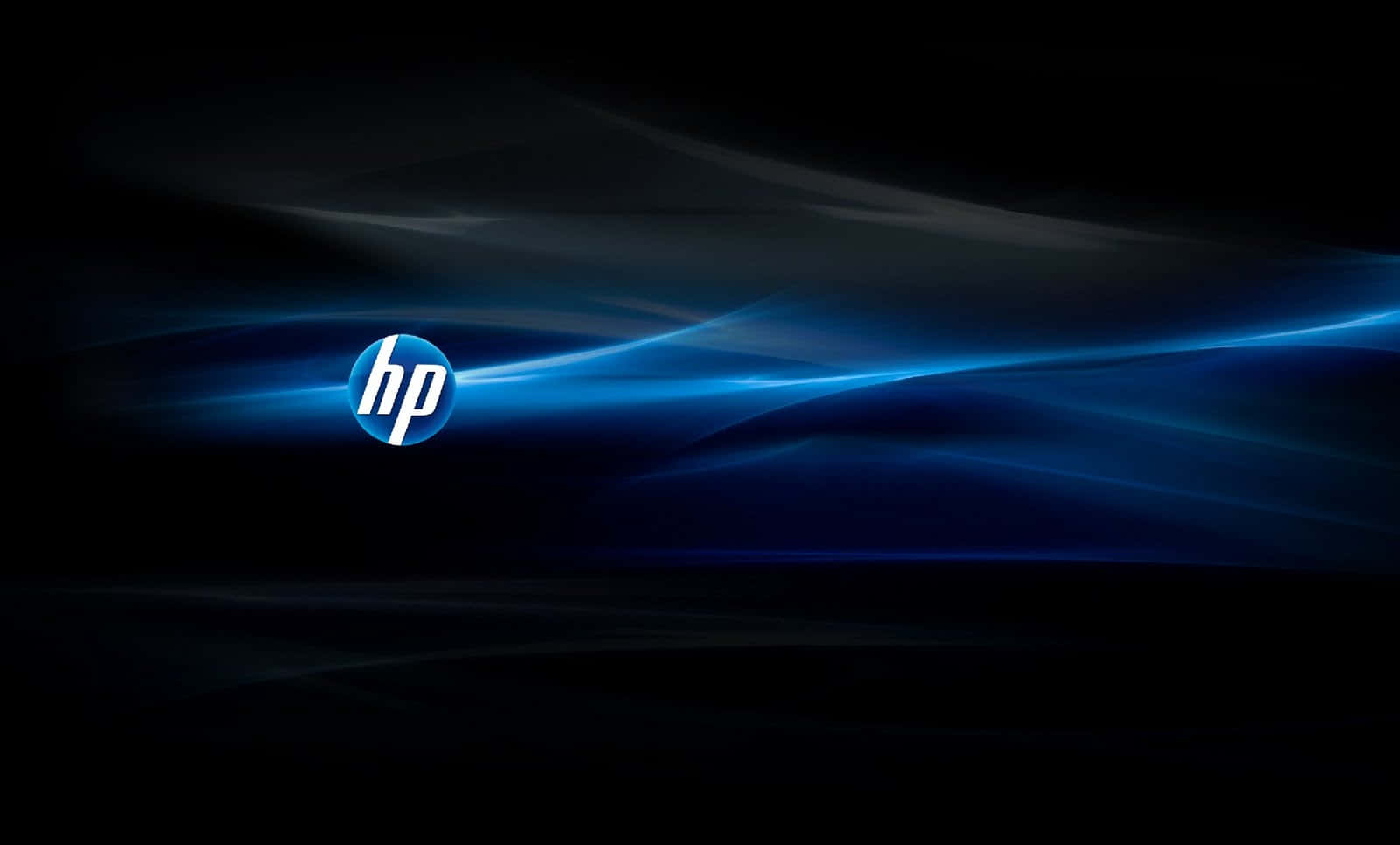 以HP提升你的生產力 壁紙 — HP 標誌在黑暗抽象背景上發出電光藍色光條的光芒。