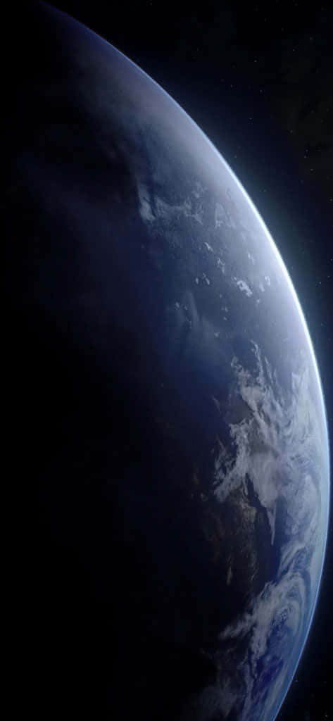 以iPhone 11邁向未來 壁紙 — 從太空俯瞰地球的壯麗景色，展現其彎曲的地平線，伴隨著旋轉的雲層和深藍色的海洋，映襯著太空的黑色虛空。