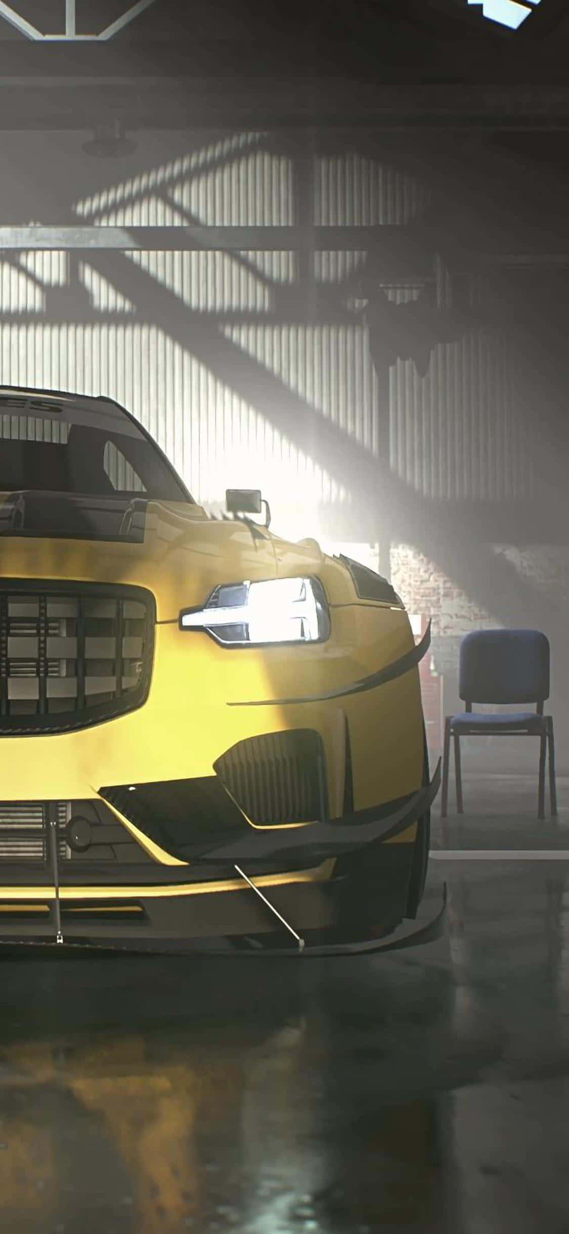 以iPhone Xs與《Need for Speed Heat》躍入極速快車道 壁紙 — 一輛鮮黃色賽車在高車庫窗戶射入的戲劇性陽光下閃閃發光。