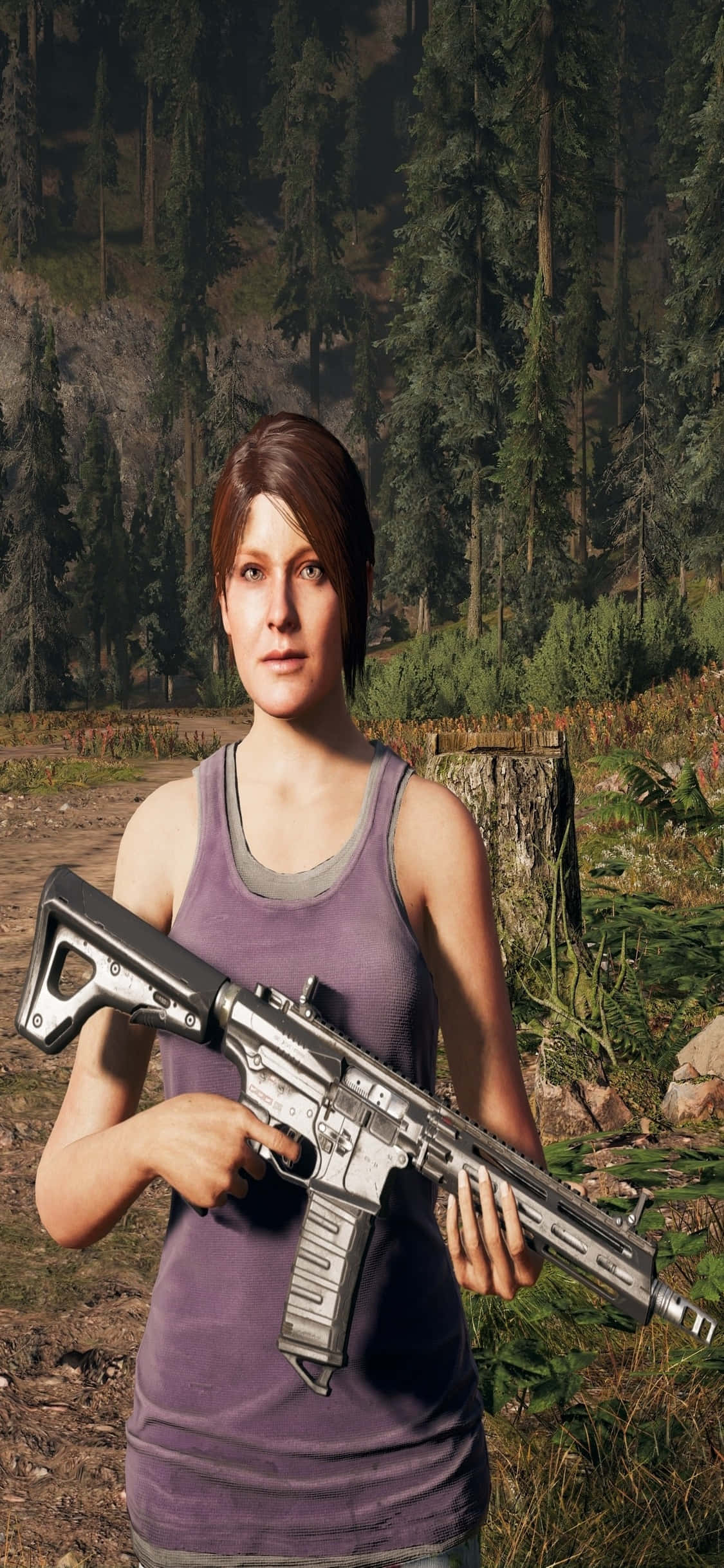 以iPhone XS與Far Cry 5探索希望縣 壁紙 — 一位身穿紫色背心的女性在陽光明媚的森林空地中持步槍，身後有高大的松樹和樹樁。
