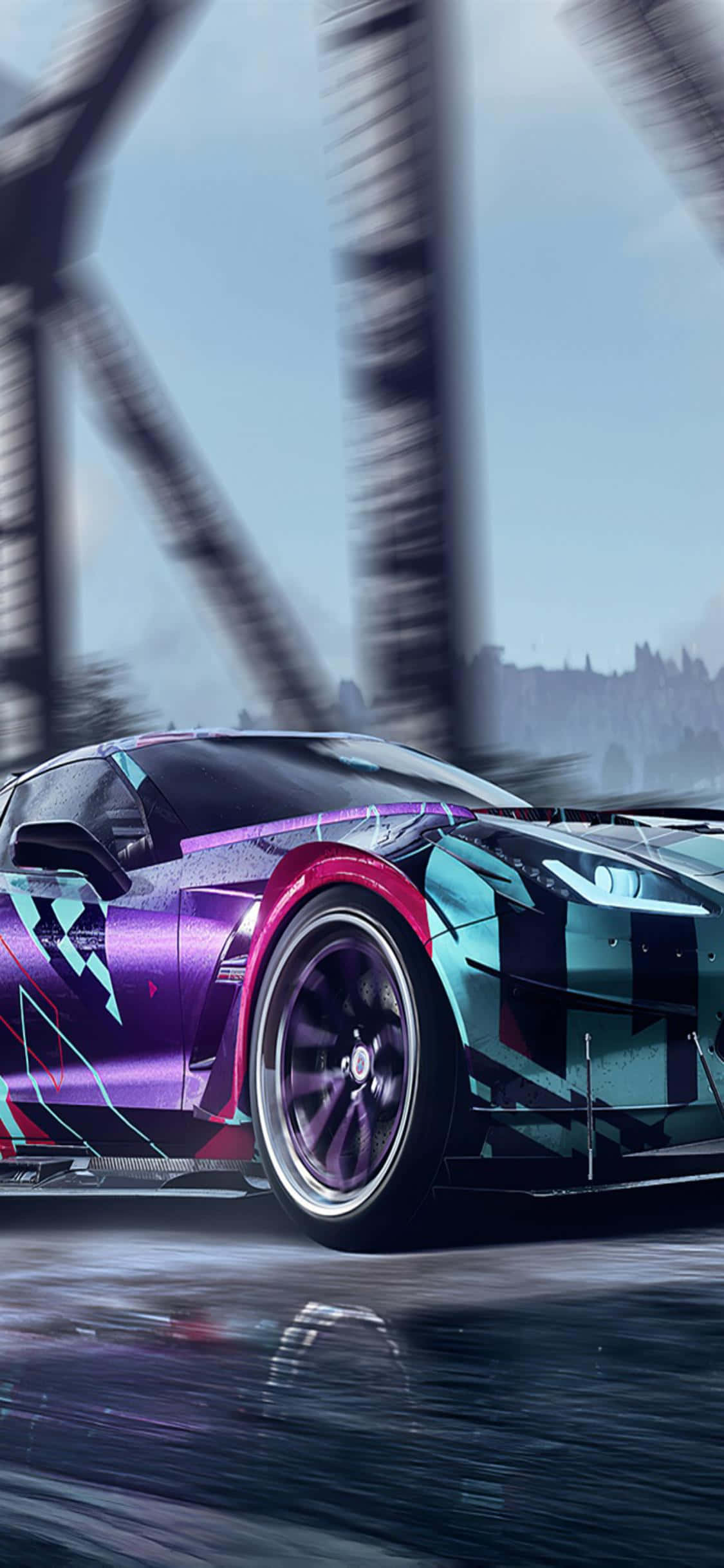 以iPhone Xs駕馭《Need for Speed Heat》內在速度狂人 壁紙 — 一輛充滿活力的紫色和藍綠色跑車在潮濕的城市街道上，在模糊的鋼橋下飛馳。