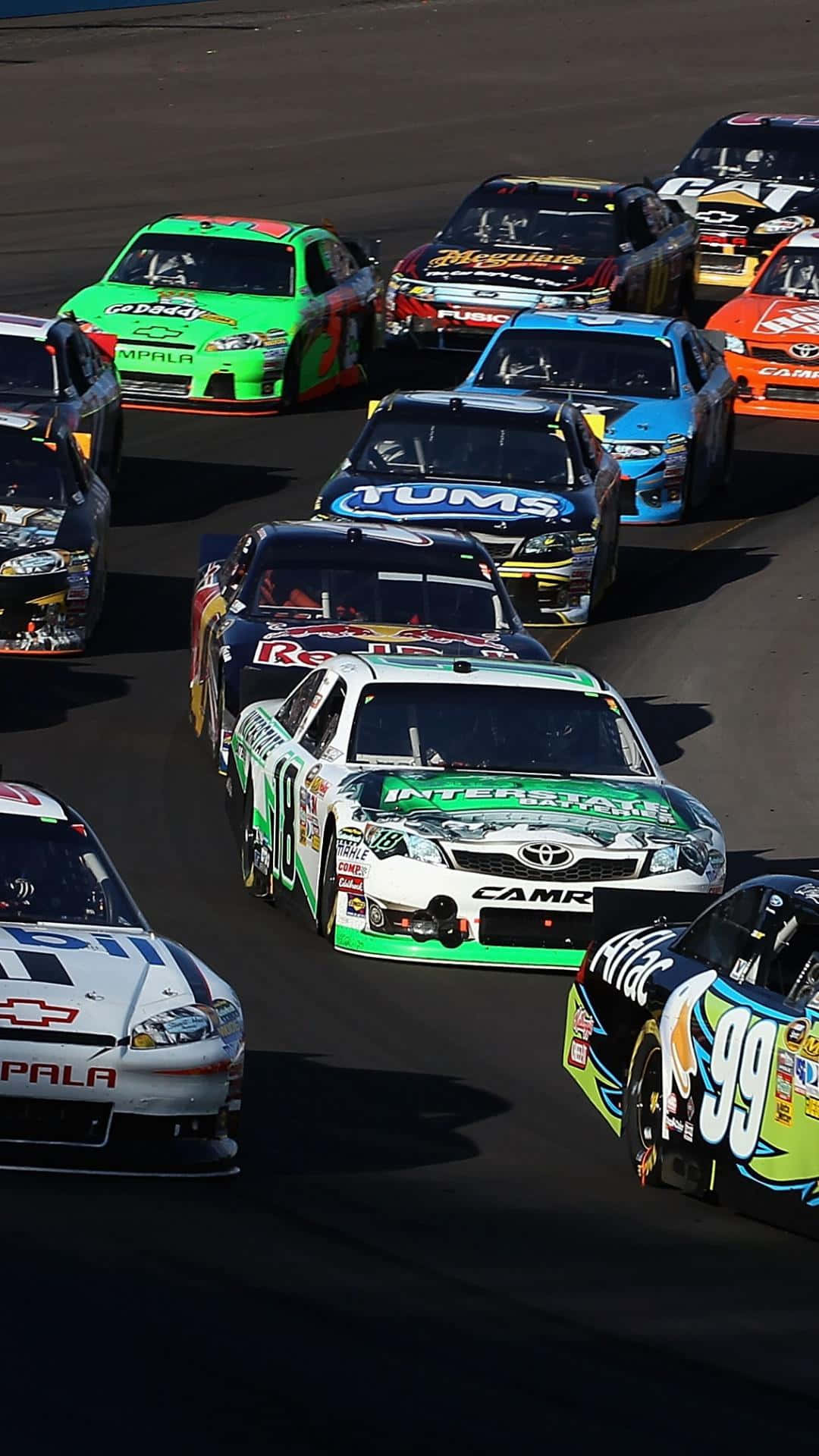 NASCAR賽車在日落時分的賽道上飛馳。
