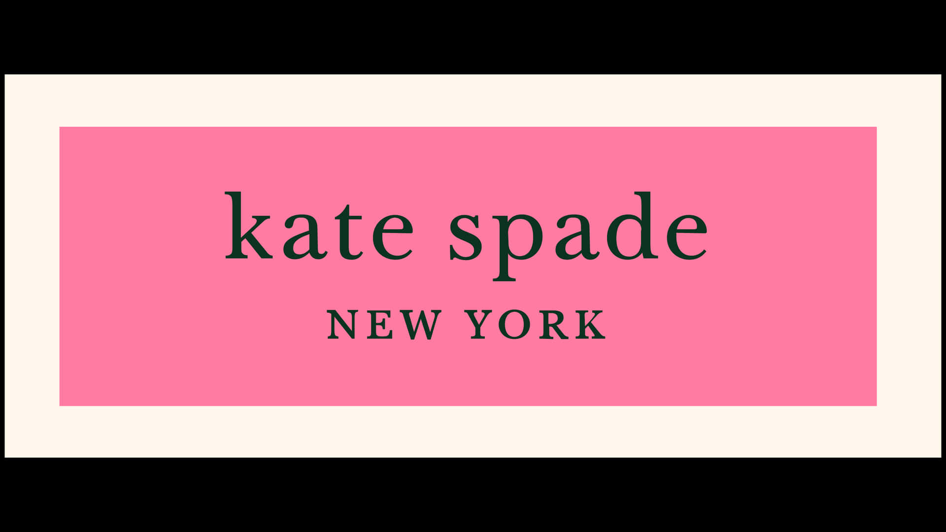 Kate Spade New York 標誌以黑色文字顯示在帶有奶油色邊框的粉紅色矩形上。