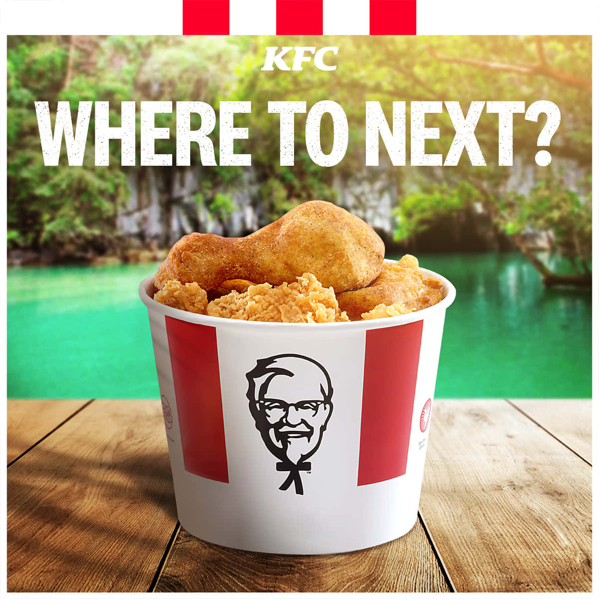 KFC雞桶放在木桌上，熱帶背景