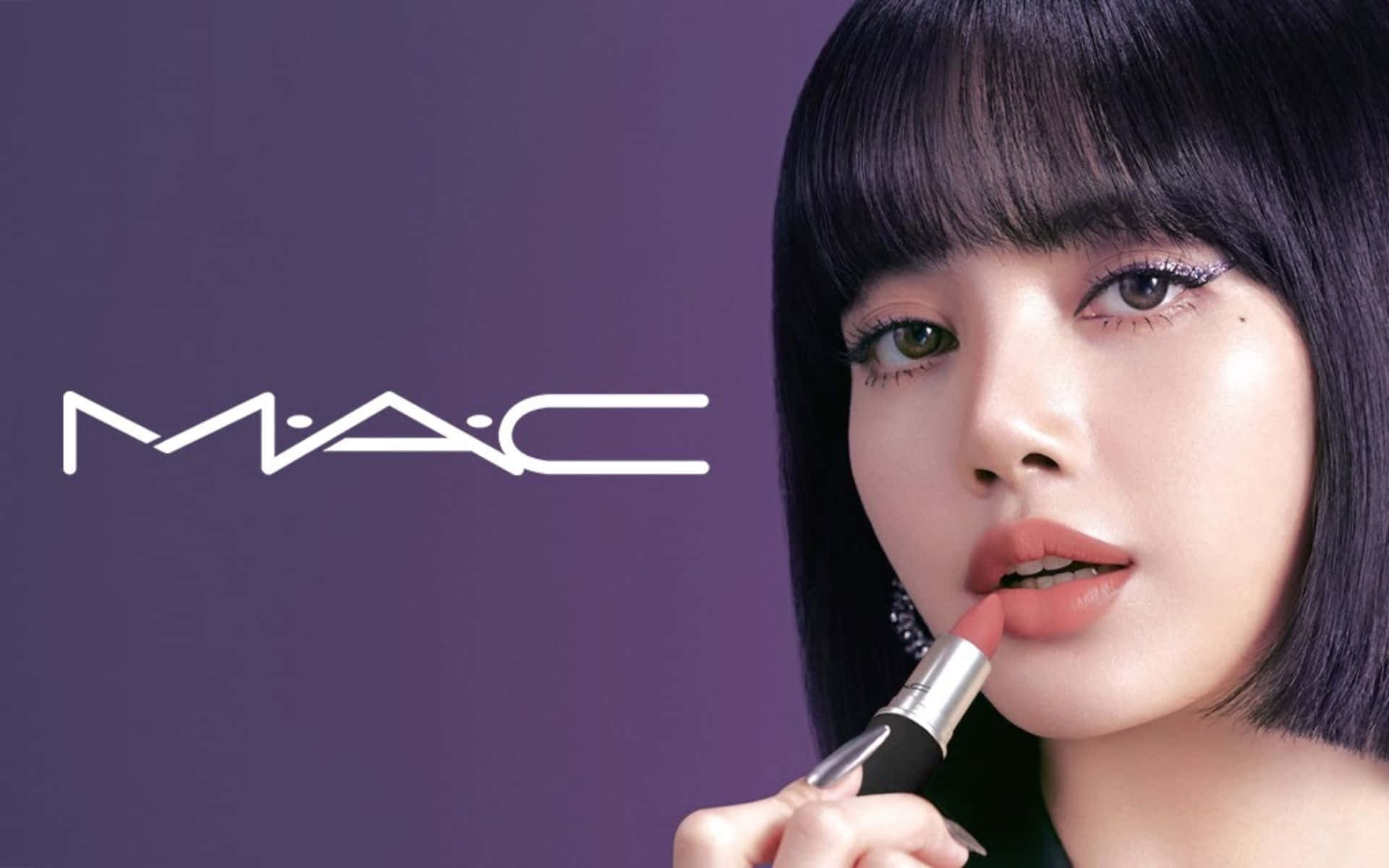 女性在紫色背景的攝影棚中塗抹MAC唇膏。