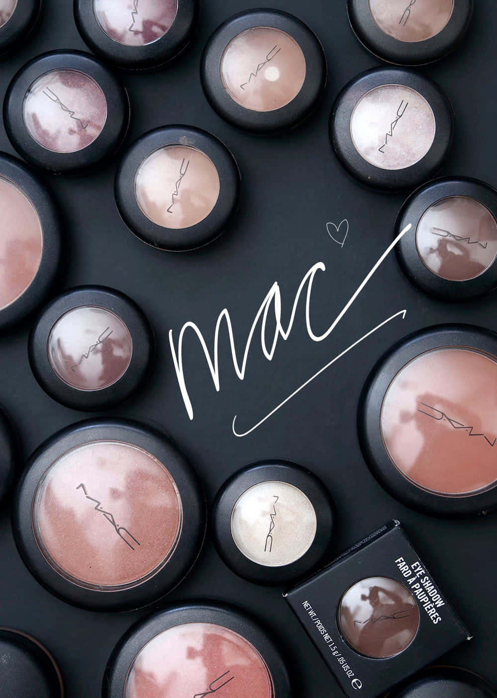 MAC眼影盤系列，玫瑰色和裸色調排列在黑色表面上。
