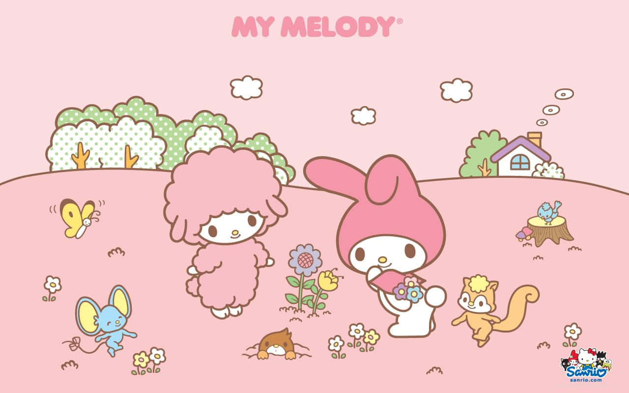以My Melody筆電，開啟你的數位世界 壁紙 — My Melody 同朋友喺一個有花、蝴蝶同遠處小屋子嘅粉彩粉紅色草地上享受晴朗嘅一日。