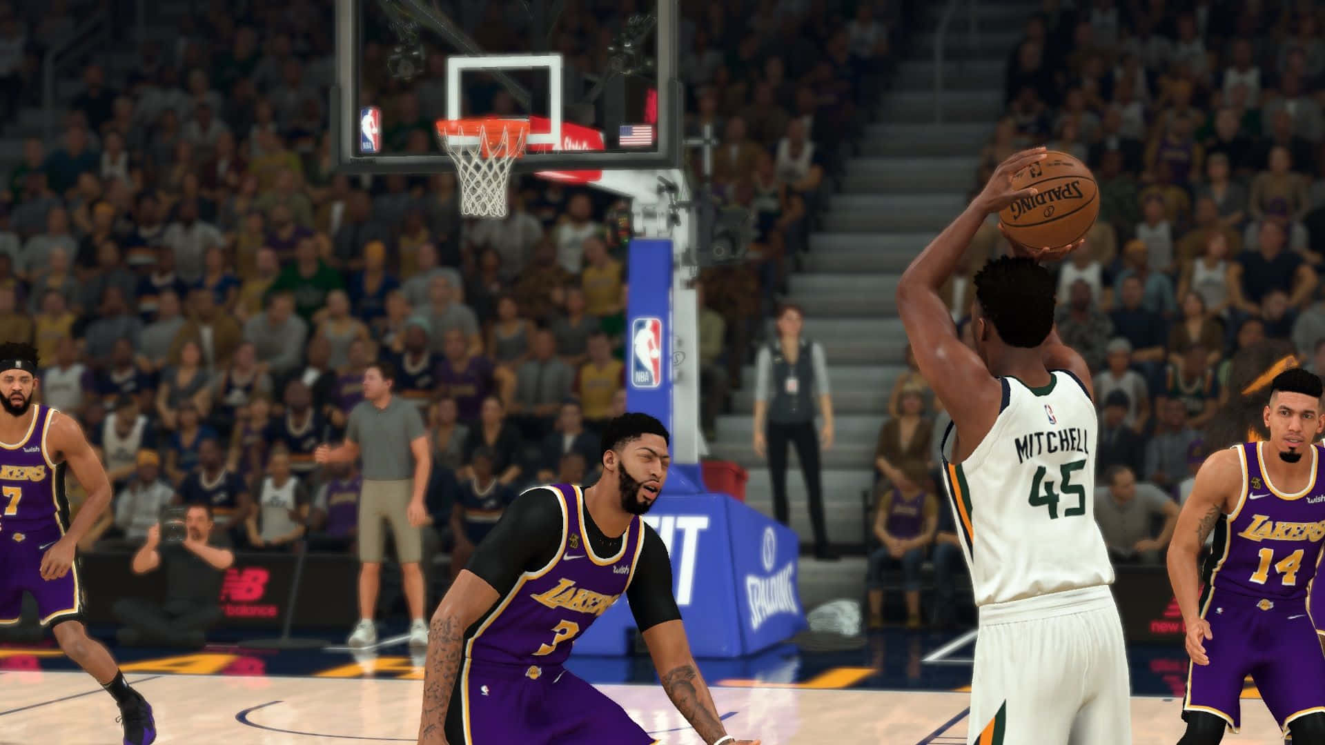 以NBA 2K21像職業球員一樣打球！ 壁紙 — 一名身穿白色球衣的籃球運動員在擠滿觀眾的場館中跳投，而身穿紫色球衣的防守球員正在防守他。