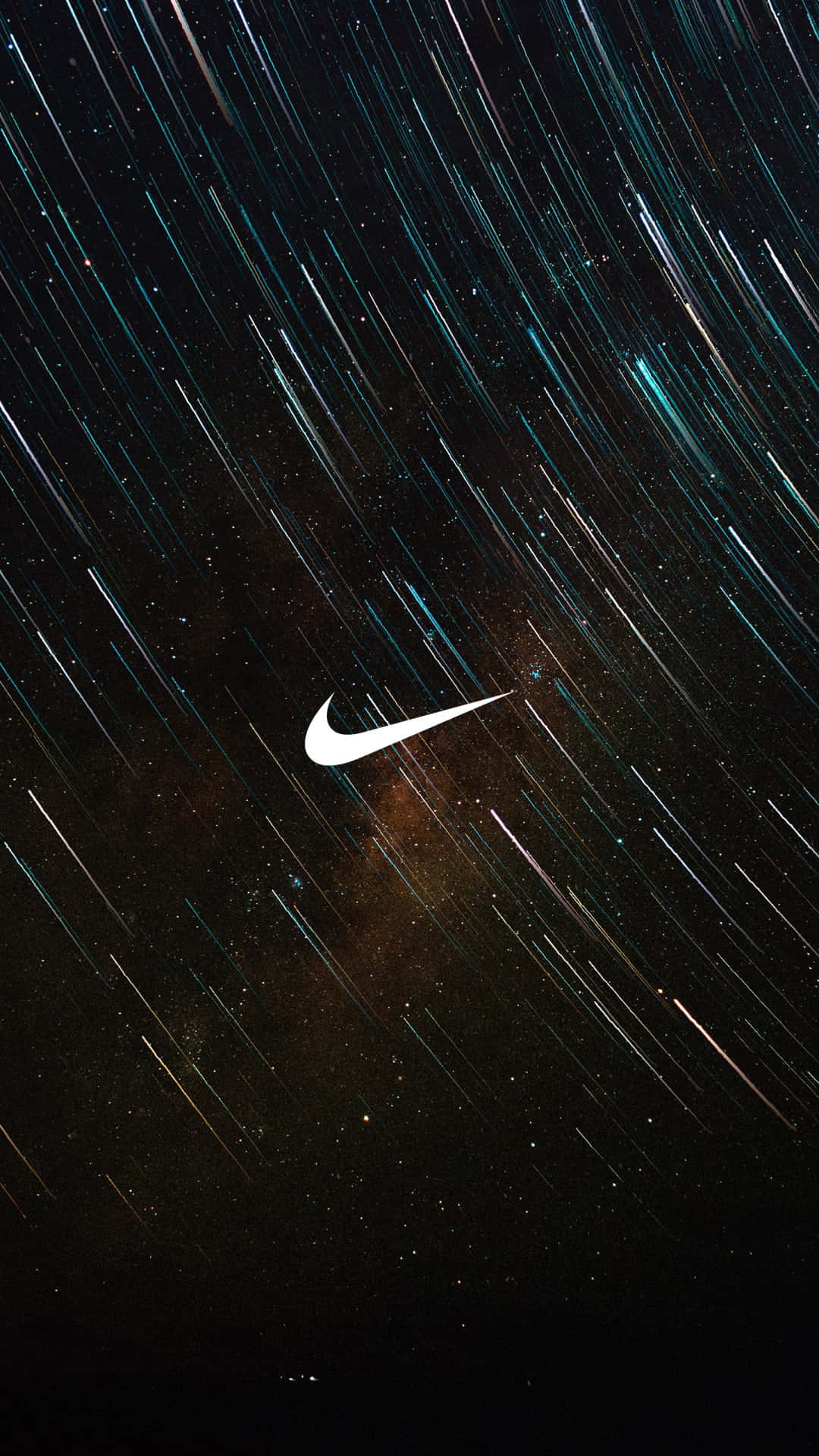 Nike標誌置中於帶有光跡的星空夜空。
