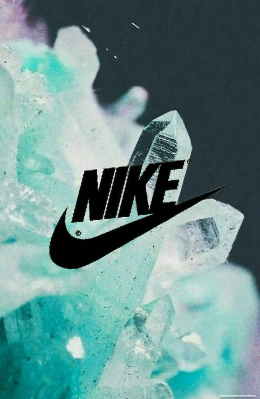 Nike標誌在藍綠色水晶背景上