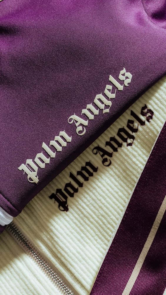 紫色和奶油色Palm Angels外套，帶有刺繡標誌和拉鍊細節。