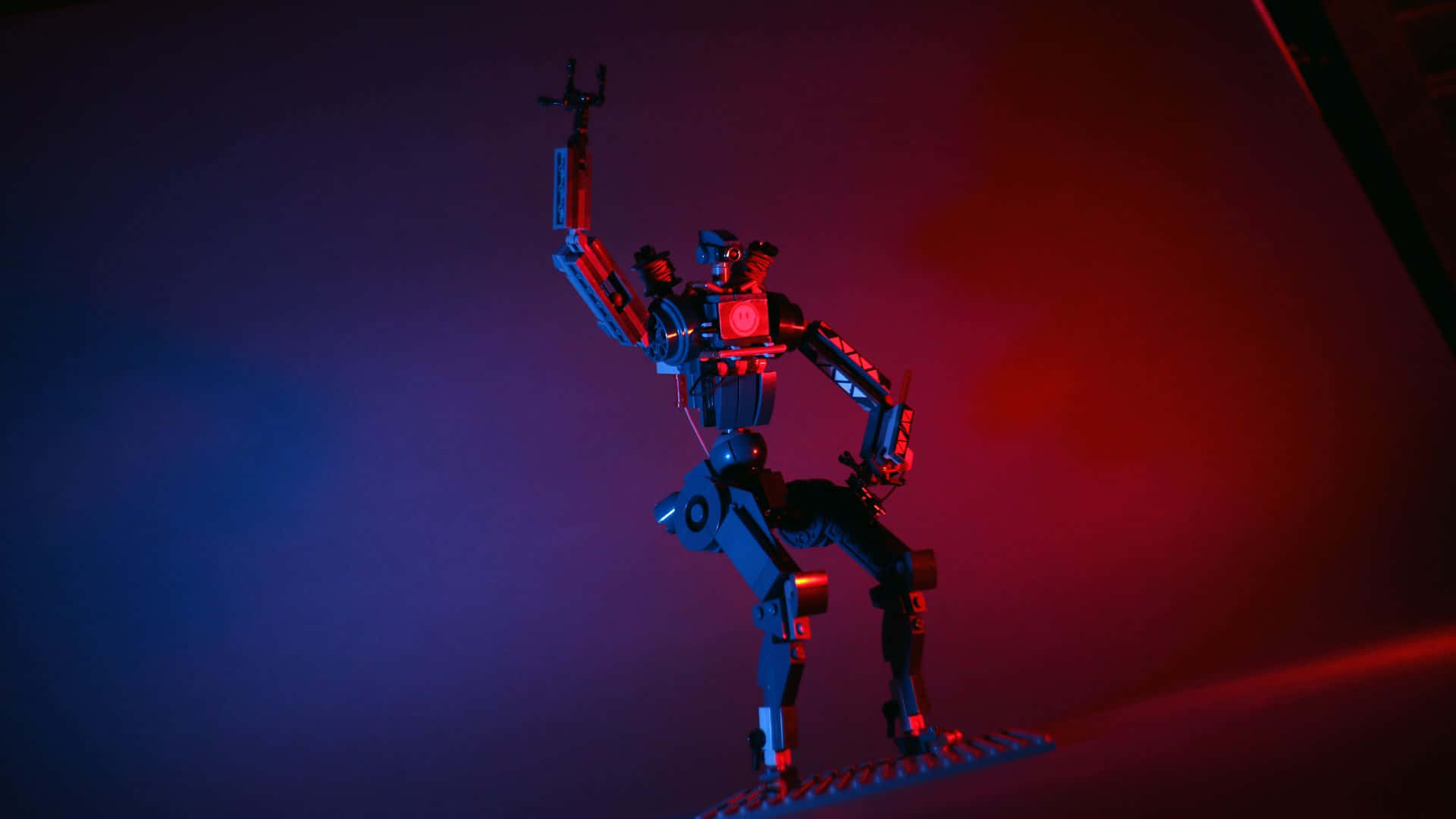 一個在黑暗工作室環境中被紅色和藍色燈光照亮的LEGO機械人。