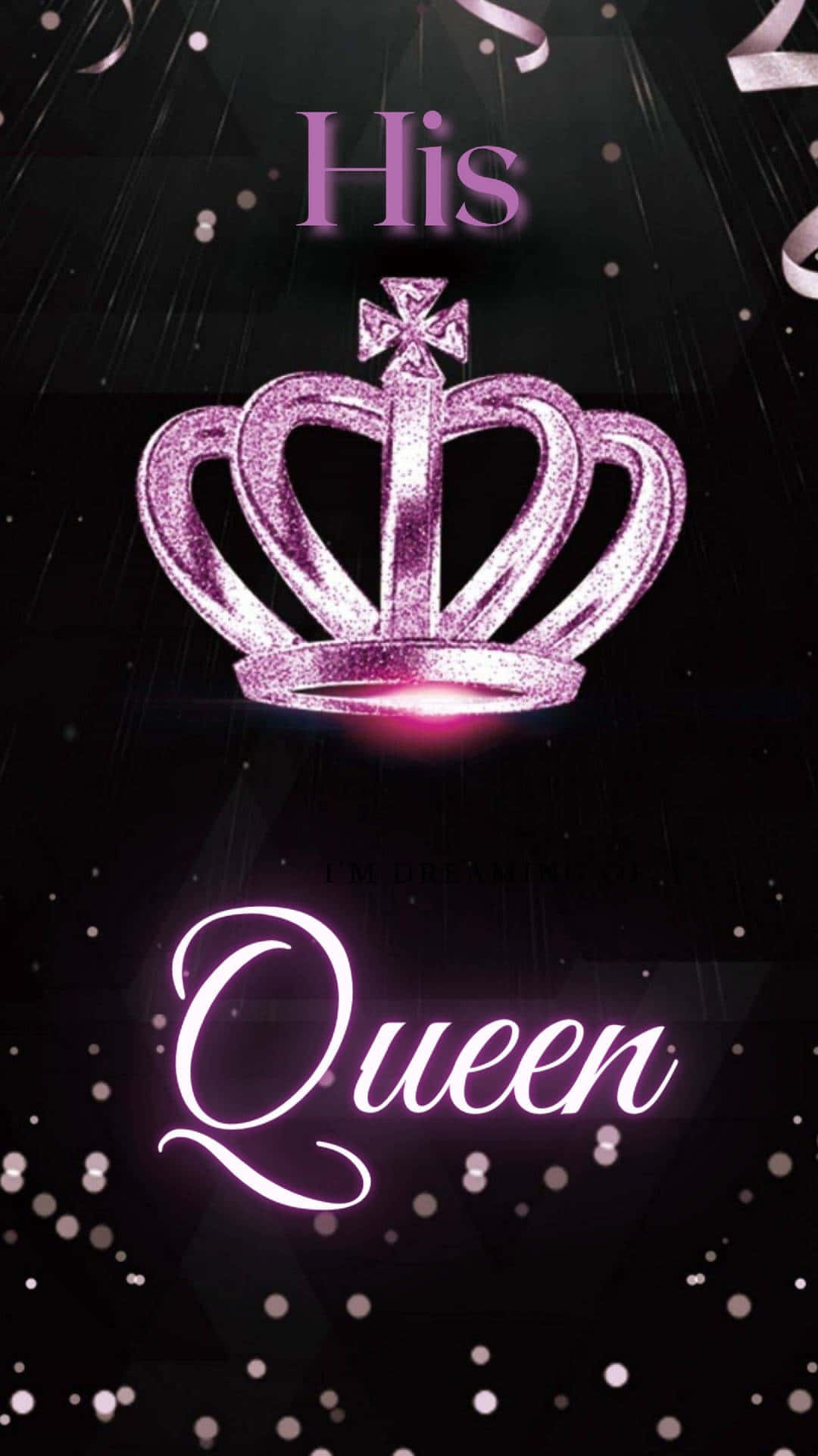 以Queen啟發您的視野 壁紙 — 一個閃爍的紫色皇冠，頂部有十字架，漂浮在深色背景上，伴隨著飄落的五彩紙屑和發光的粒子。