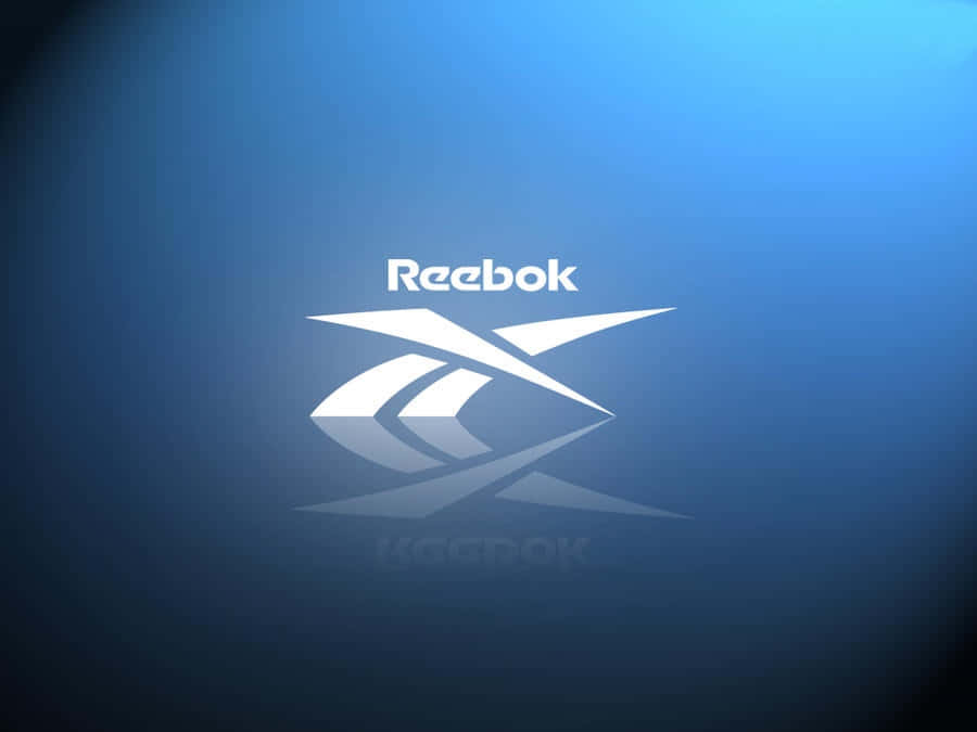 以Reebok保持活力 壁紙 — 白色Reebok標誌，帶有反射陰影，居中於漸變藍色背景上。