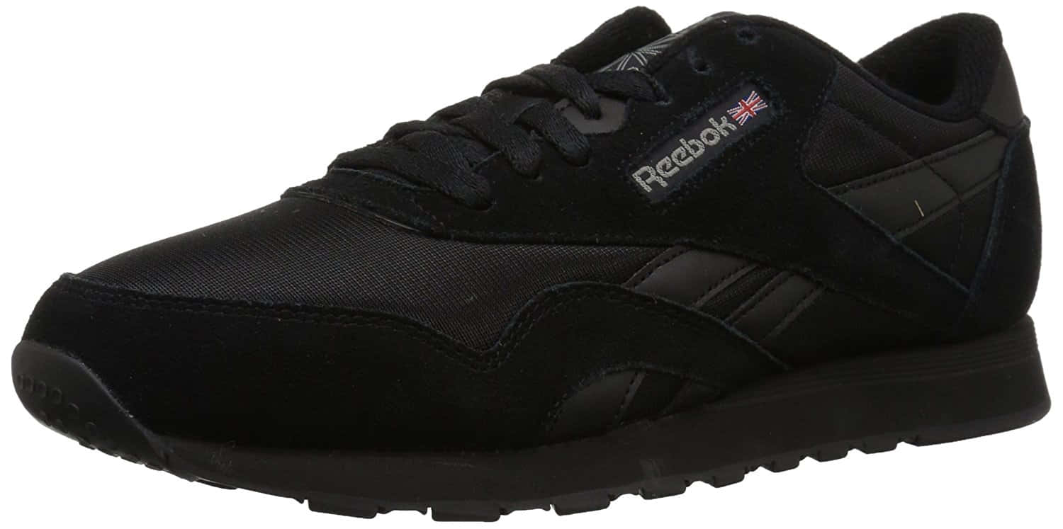以Reebok打造時尚新風貌 壁紙 — 一雙時尚的黑色 Reebok 運動鞋，採用紋理布料和橡膠鞋底，在工作室燈光下展示。