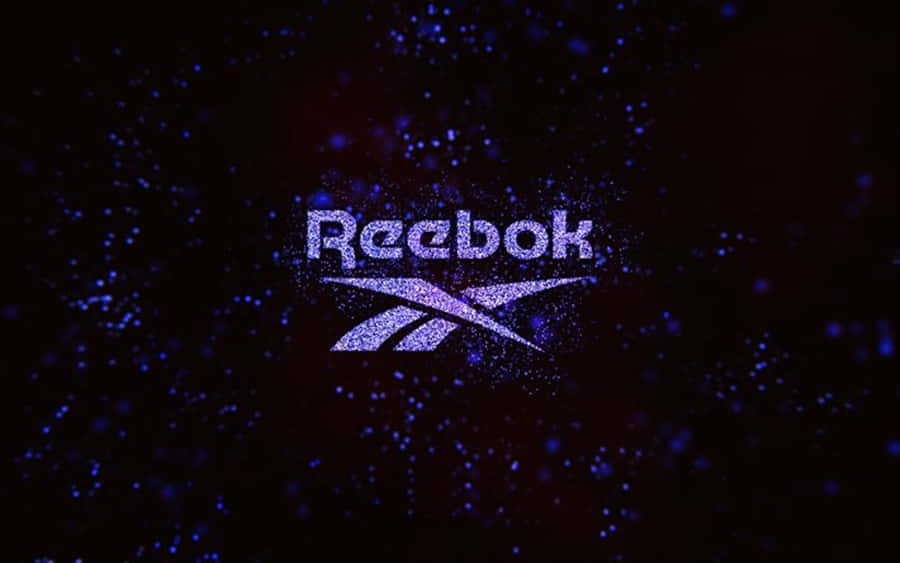 以Reebok提升你的運動鞋品味 壁紙 — Reebok 標誌在黑暗的宇宙背景下閃爍著紫色閃光粒子。