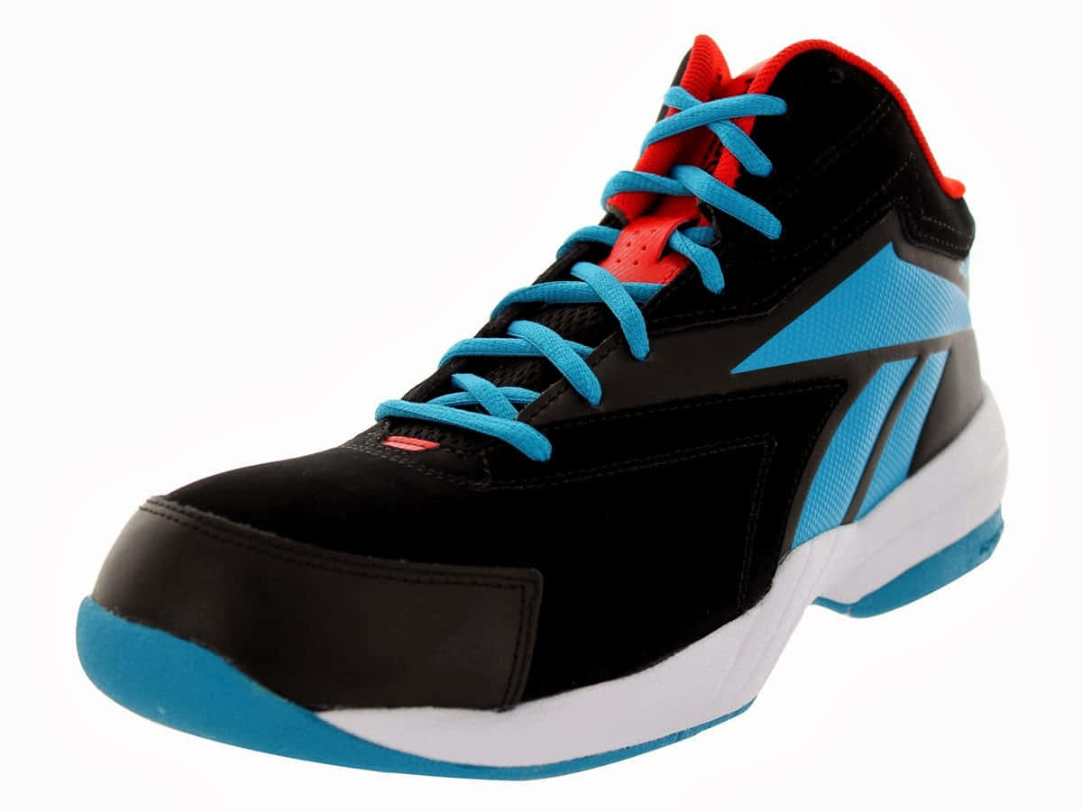以Reebok激勵自己，突破極限 壁紙 — 一對高筒籃球鞋，黑色麂皮，亮藍色鞋帶和點綴，紅色內襯，純白背景。